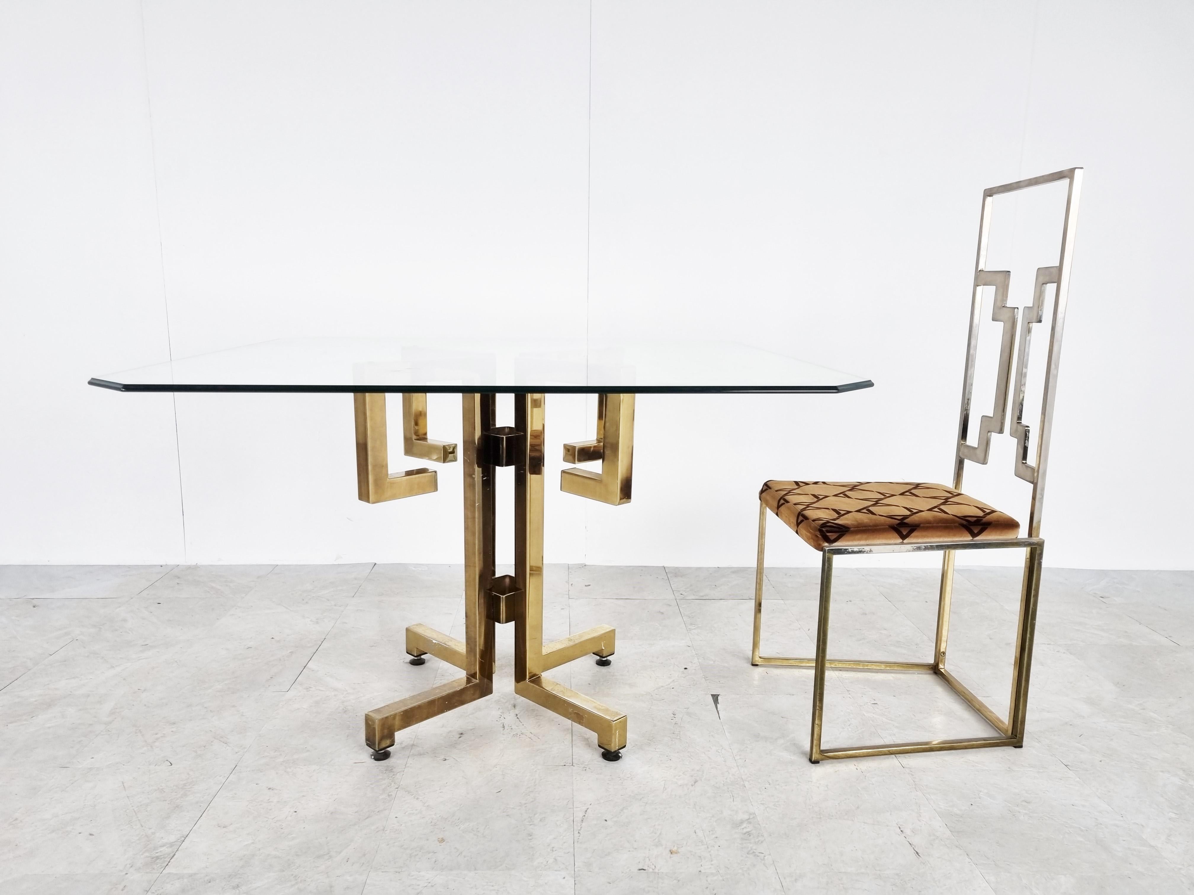 Table de salle à manger géométrique en laiton avec un plateau en verre biseauté transparent.

Le verre peut être changé sur demande.

Années 1970 - Belgique

Bon état

Dimensions : hauteur : 72 cm / 28.34