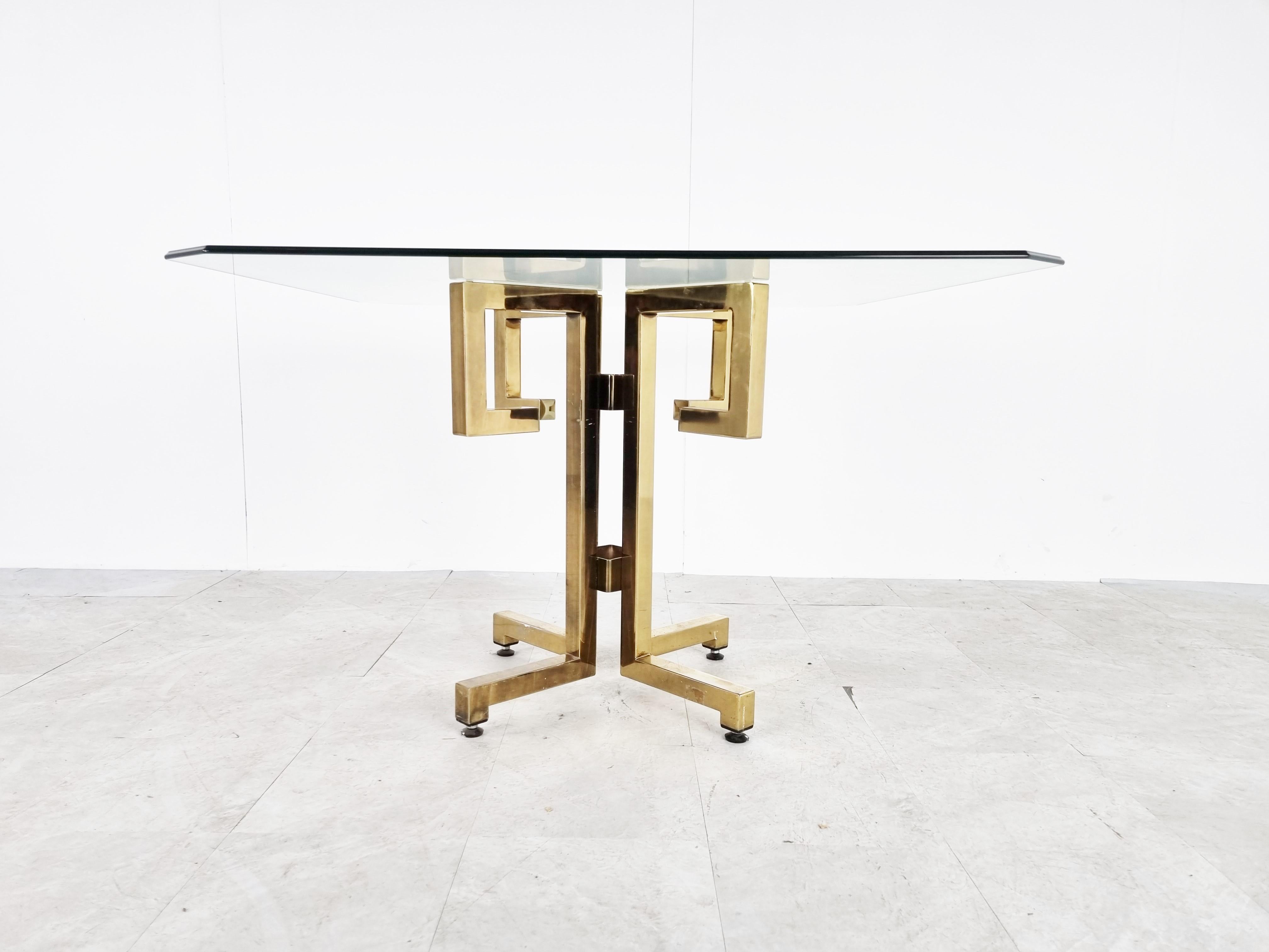 Belge Table de salle à manger géométrique en laiton, 1970 en vente