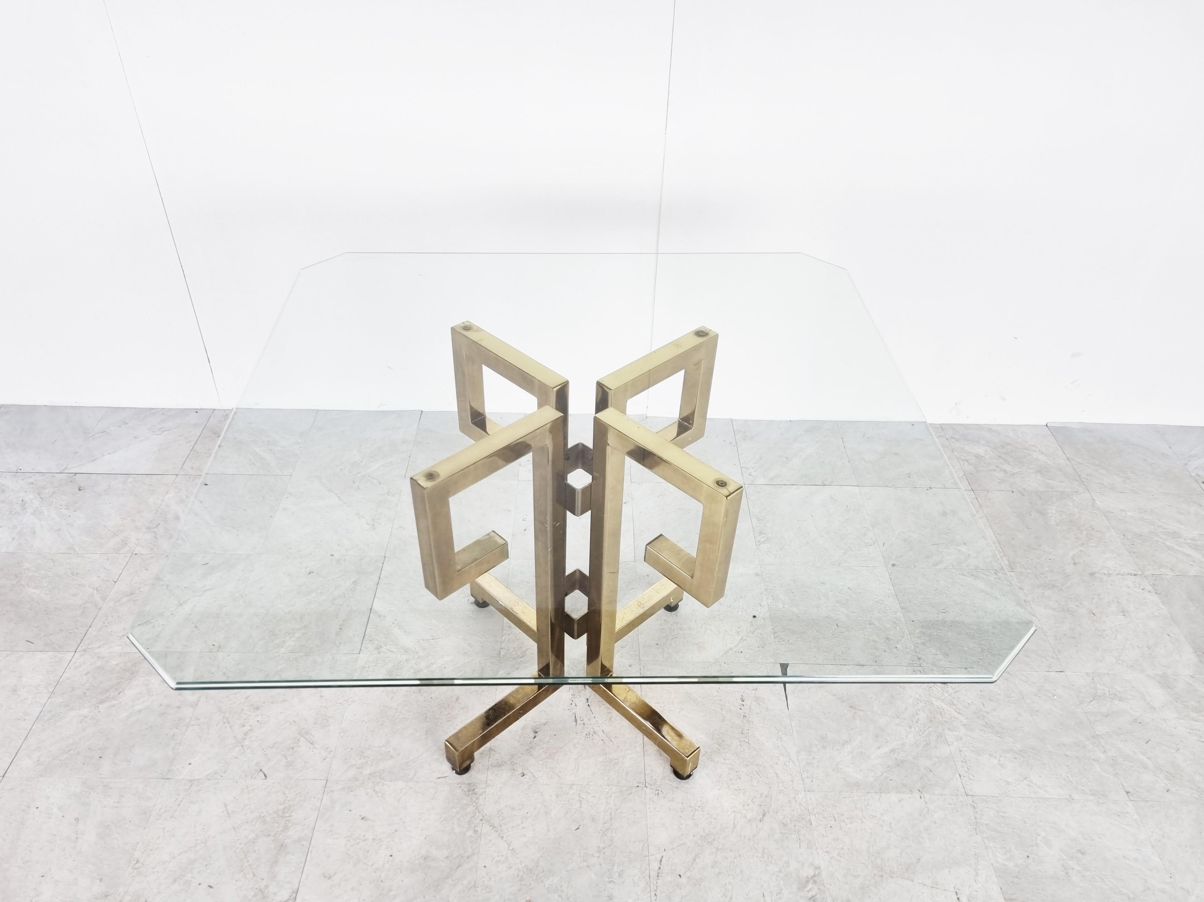 Biseauté Table de salle à manger géométrique en laiton, 1970 en vente