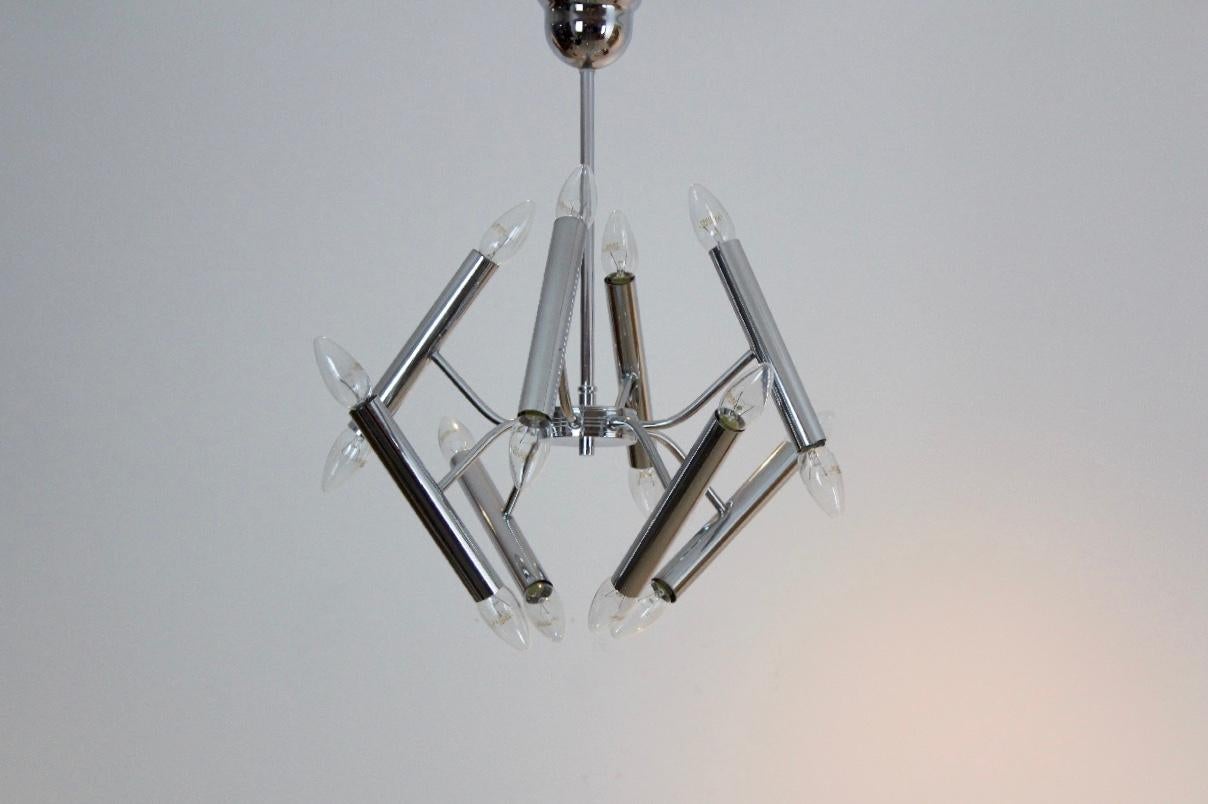 This Sophisticated chrome chandelier of the 1960s is made by Boulanger Belgium. It has a classic look with a nice Geometric chrome structure: it is pure, simple and it gives a beautiful light with 16 lightbulbs (E14). This chandelier is in perfect