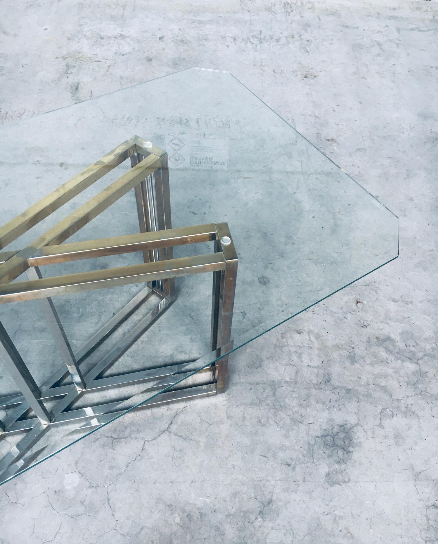 Table de salle à manger en laiton et verre au design géométrique par Belgochrom en vente 3
