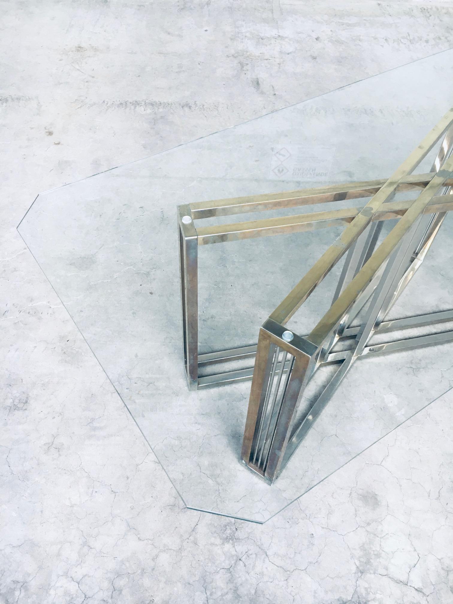 Table de salle à manger en laiton et verre au design géométrique par Belgochrom en vente 4