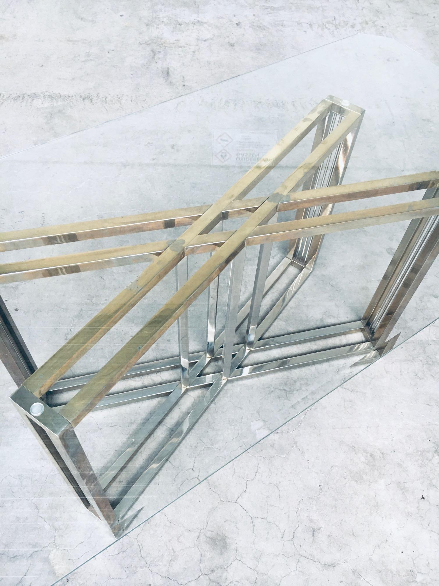Table de salle à manger en laiton et verre au design géométrique par Belgochrom en vente 5