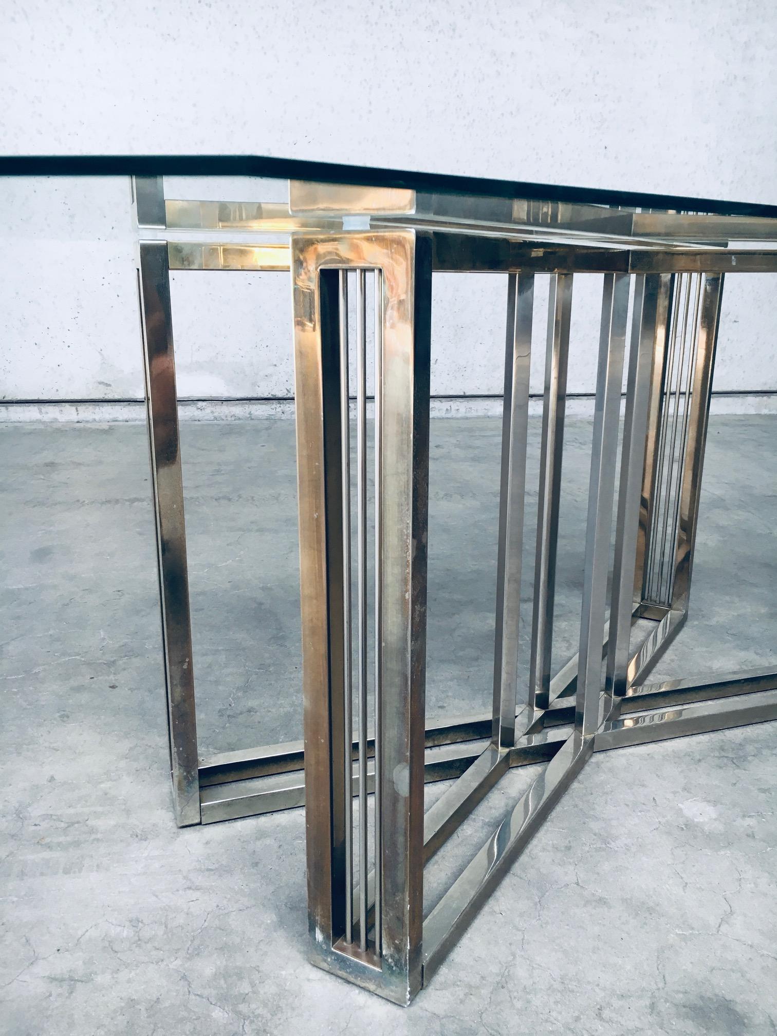 Table de salle à manger en laiton et verre au design géométrique par Belgochrom en vente 6