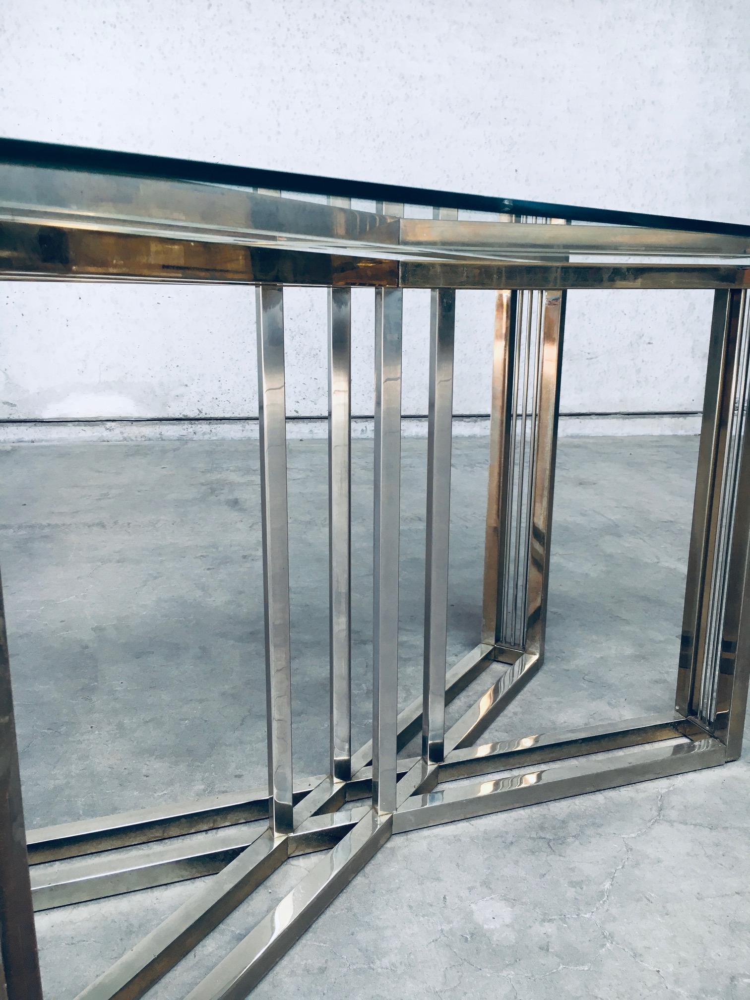 Table de salle à manger en laiton et verre au design géométrique par Belgochrom en vente 7