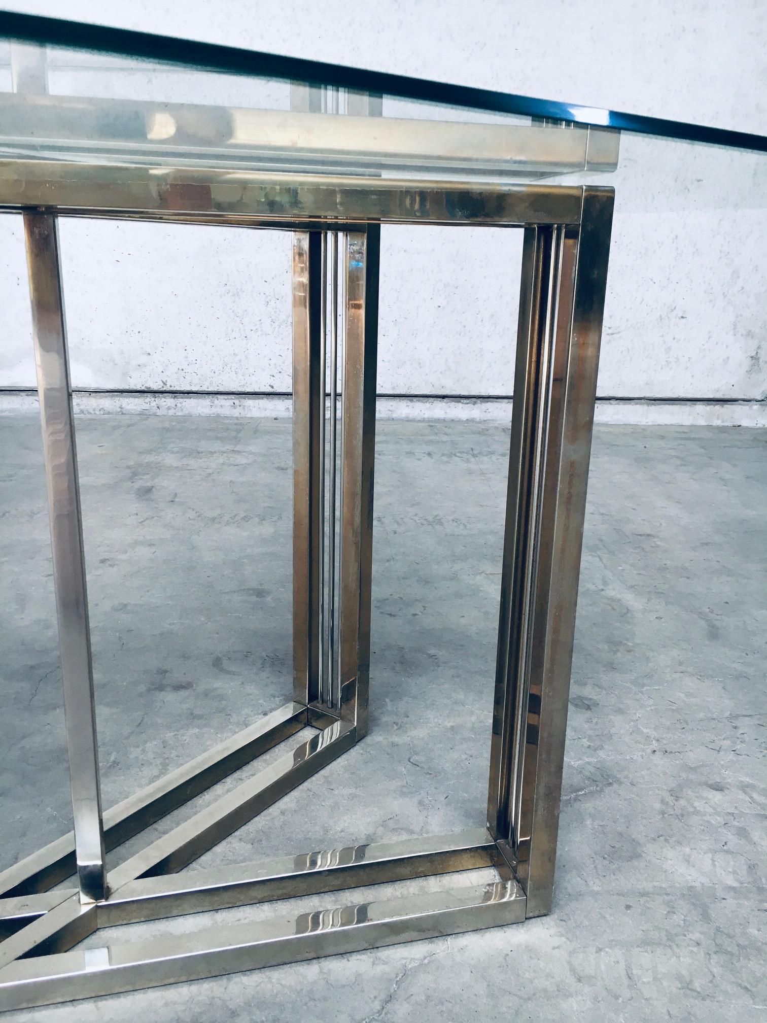 Table de salle à manger en laiton et verre au design géométrique par Belgochrom en vente 8
