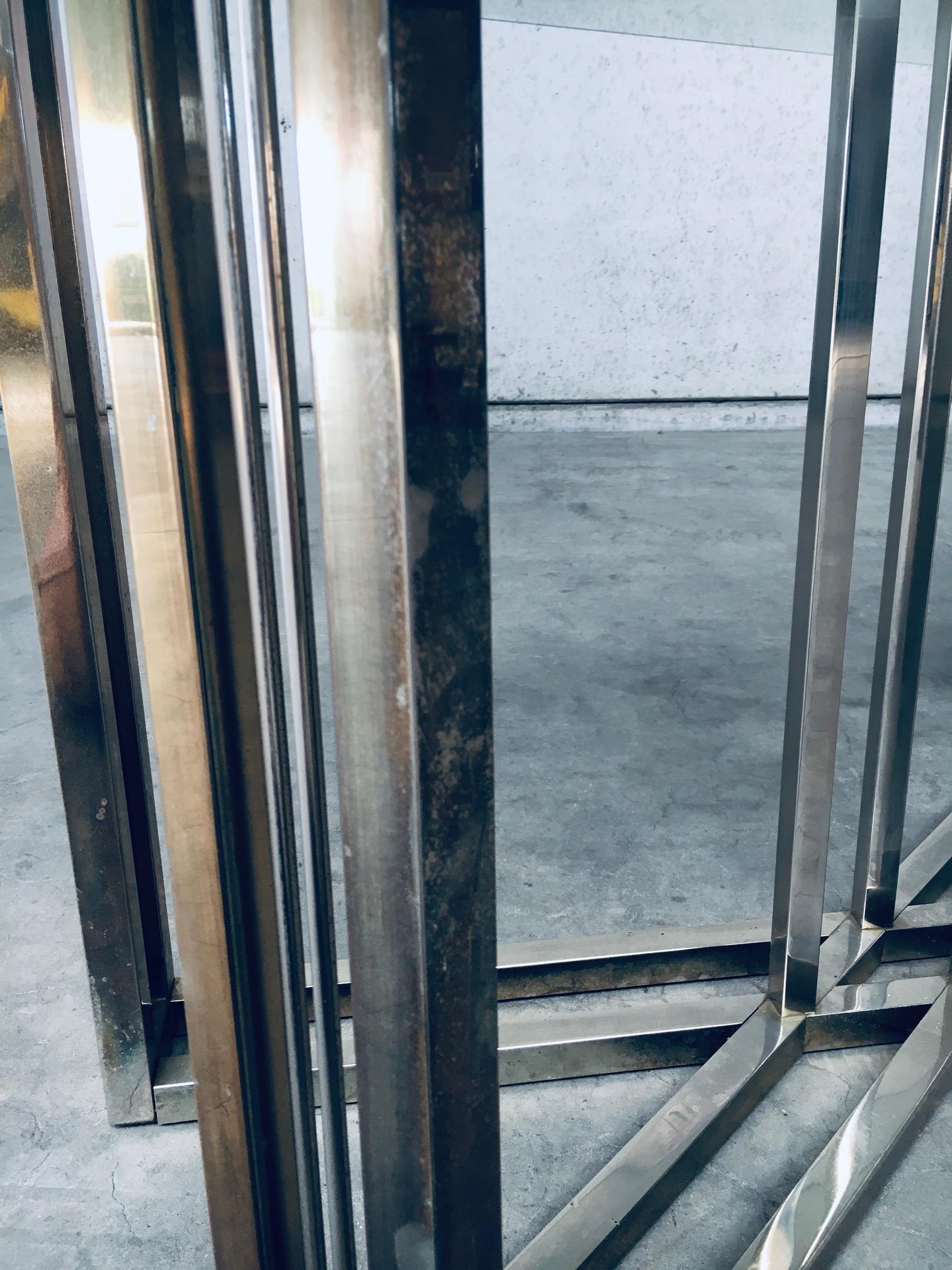 Table de salle à manger en laiton et verre au design géométrique par Belgochrom en vente 9
