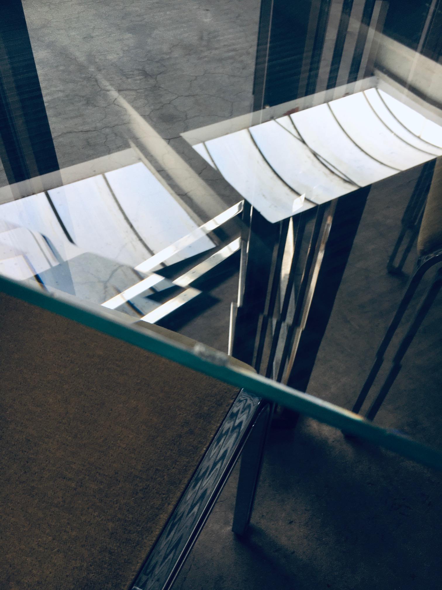 Table de salle à manger en laiton et verre au design géométrique par Belgochrom en vente 11