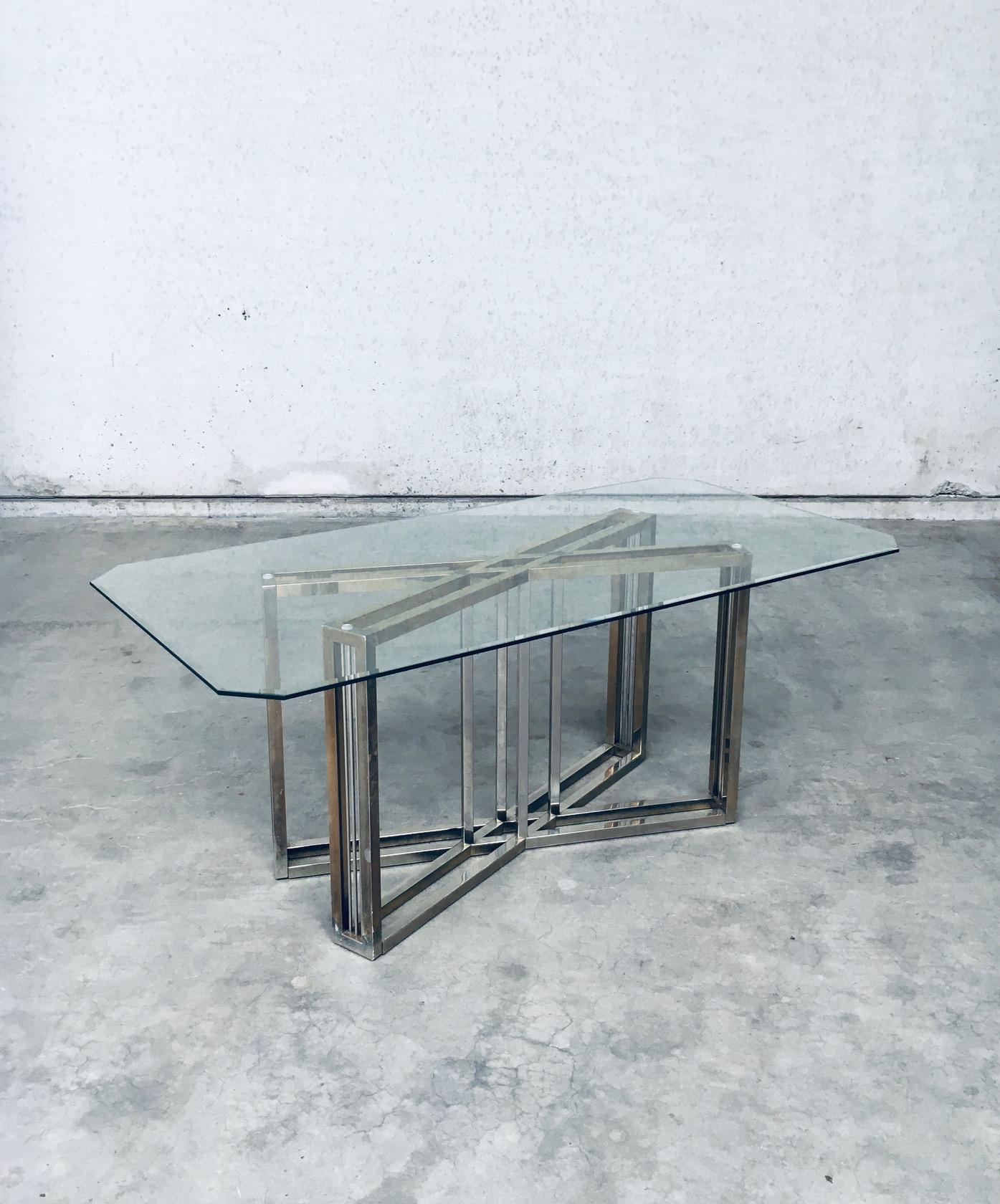 Vintage Hollywood Regency Style Geometrical Design Brass X Frame Dining Table by Belgochrom. Fabriqué en Belgique, années 1970. Dans le style de Charles Hollis. Cadre en X en laiton bicolore avec plateau en verre octogonal biseauté. Ce véhicule est