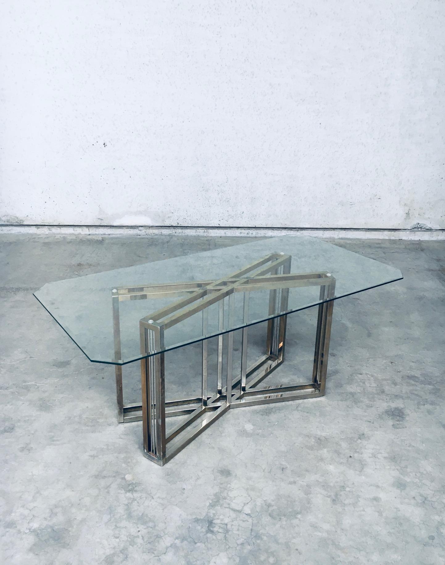 Hollywood Regency Table de salle à manger en laiton et verre au design géométrique par Belgochrom en vente