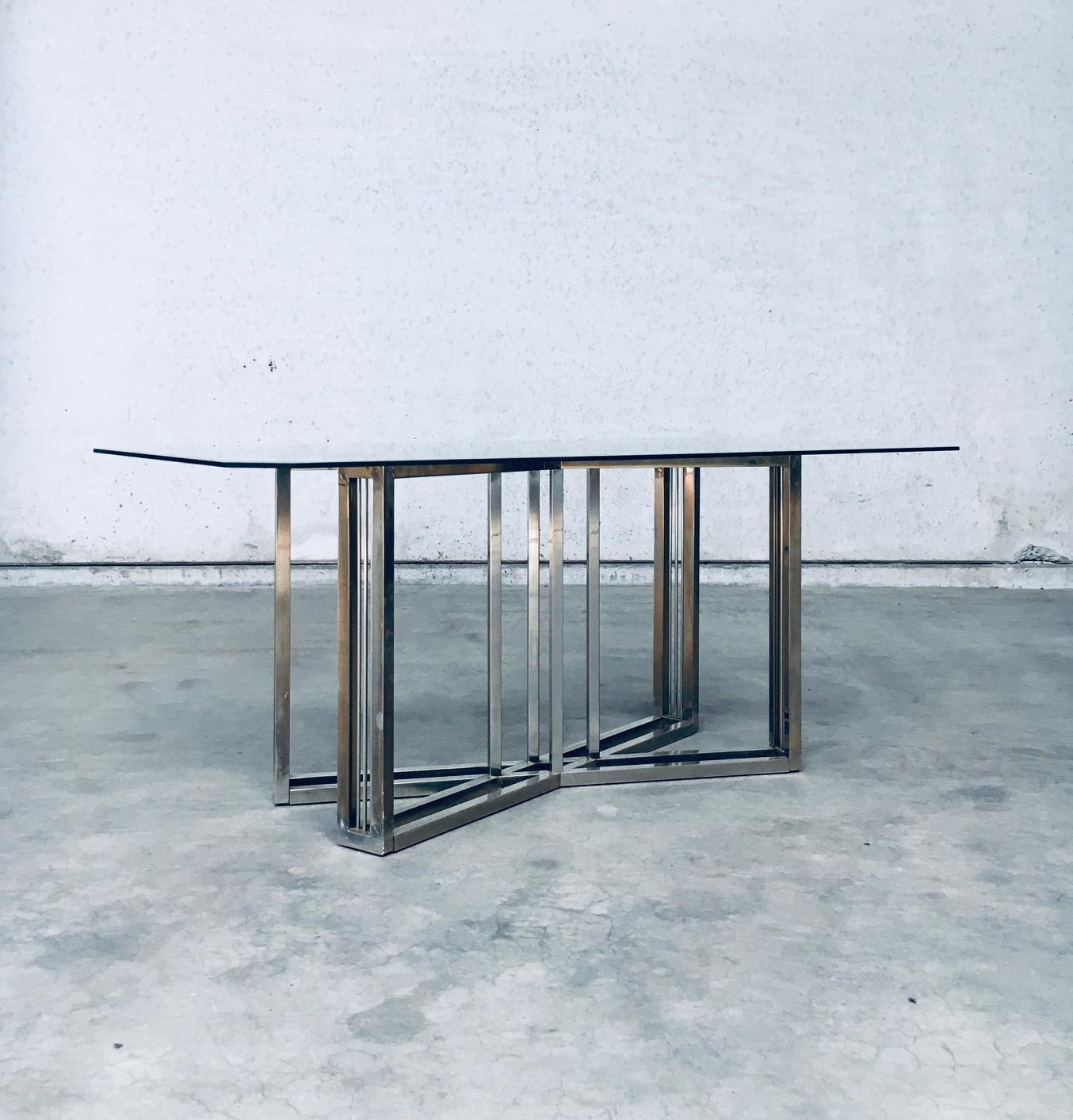 Belge Table de salle à manger en laiton et verre au design géométrique par Belgochrom en vente