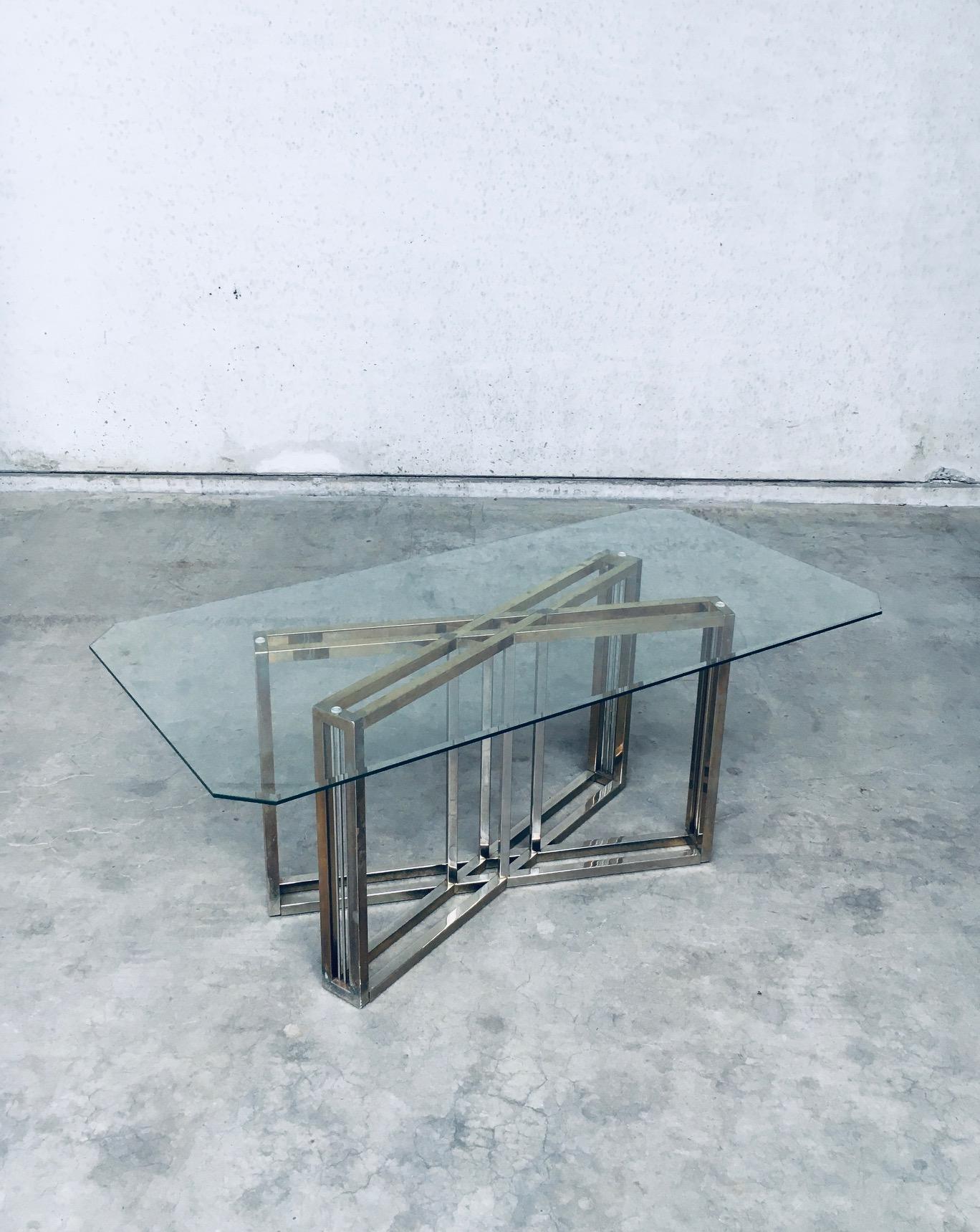 Laiton Table de salle à manger en laiton et verre au design géométrique par Belgochrom en vente