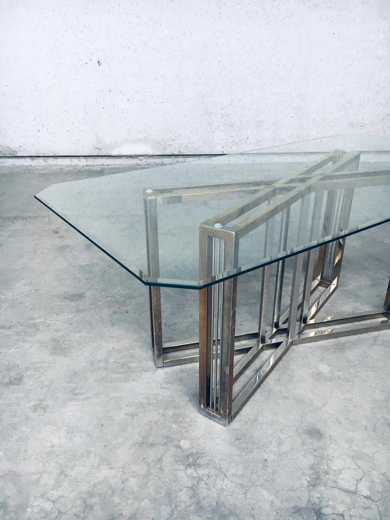 Table de salle à manger en laiton et verre au design géométrique par Belgochrom en vente 1