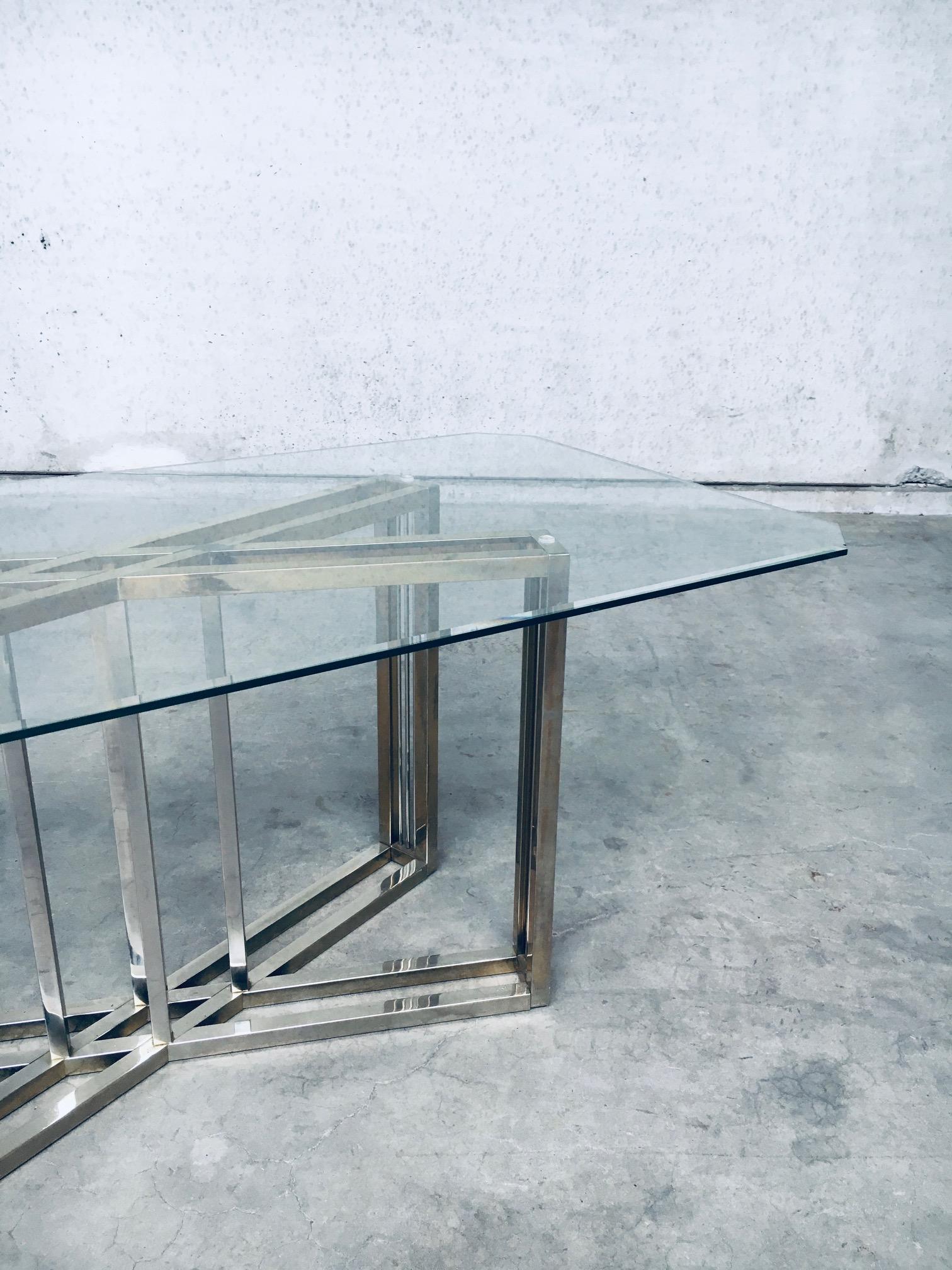 Table de salle à manger en laiton et verre au design géométrique par Belgochrom en vente 2