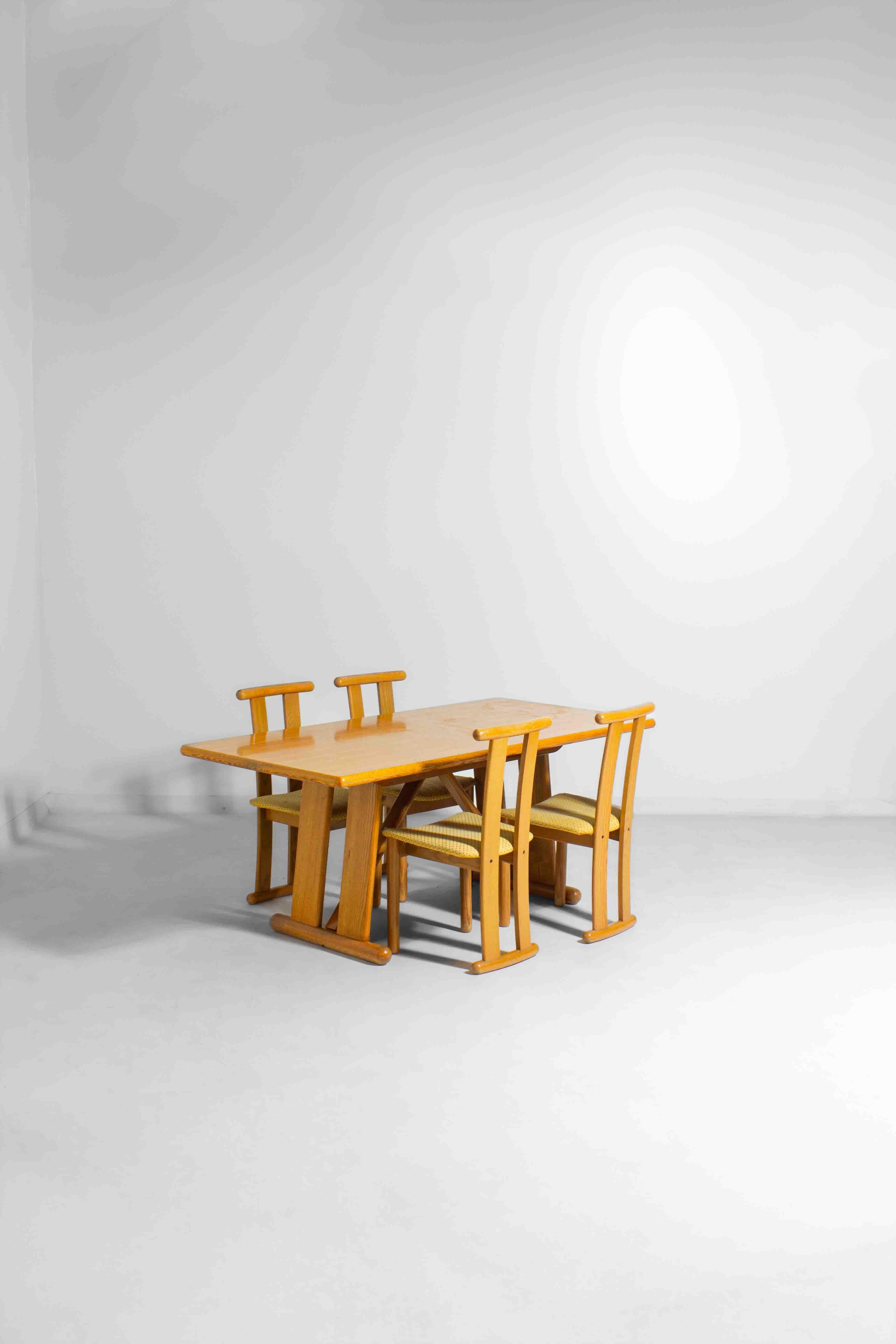 Postmoderno Tavolo da pranzo geometrico in Oak, Italia anni '80 in vendita