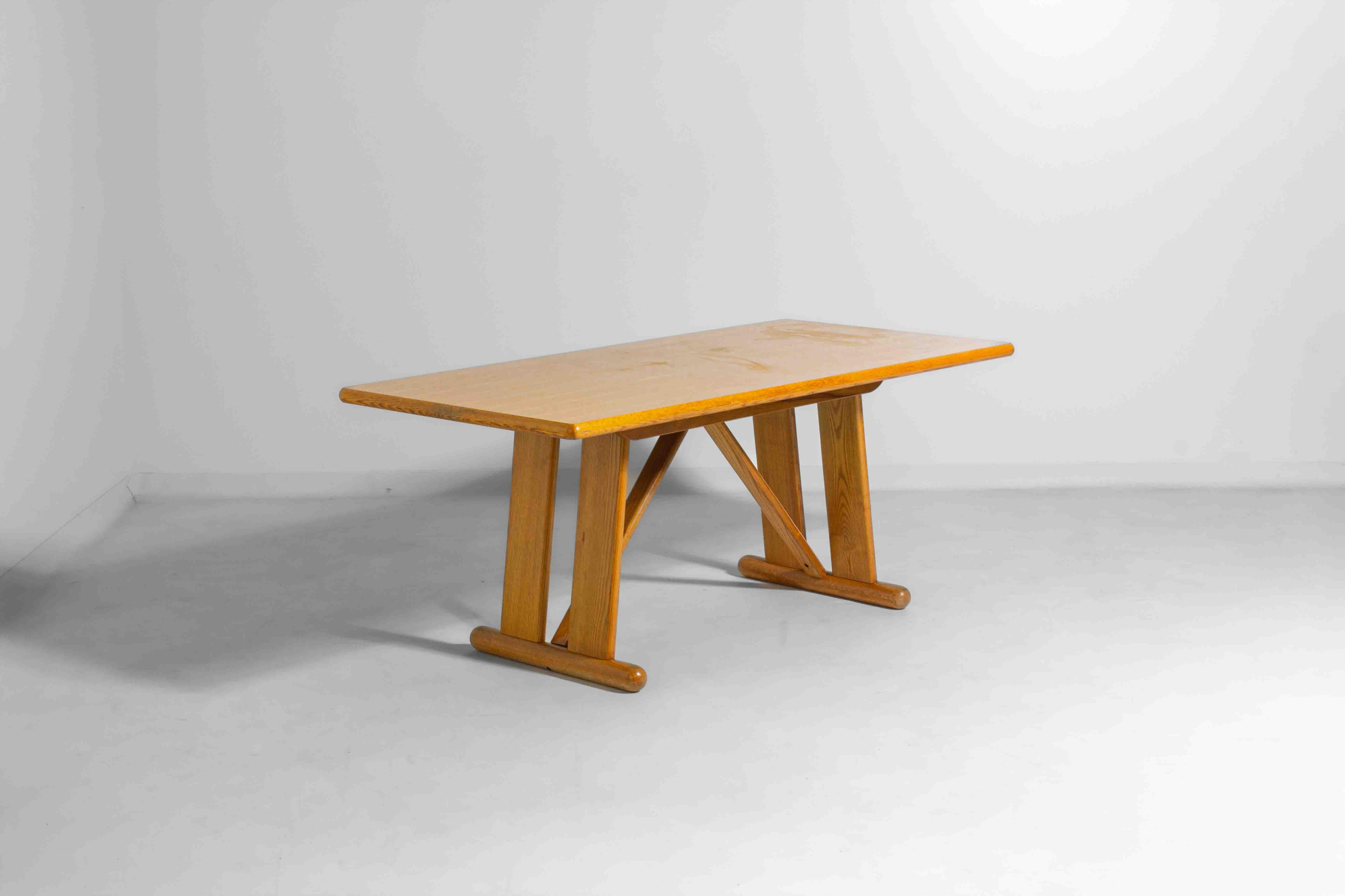 Italiano Tavolo da pranzo geometrico in Oak, Italia anni '80 in vendita
