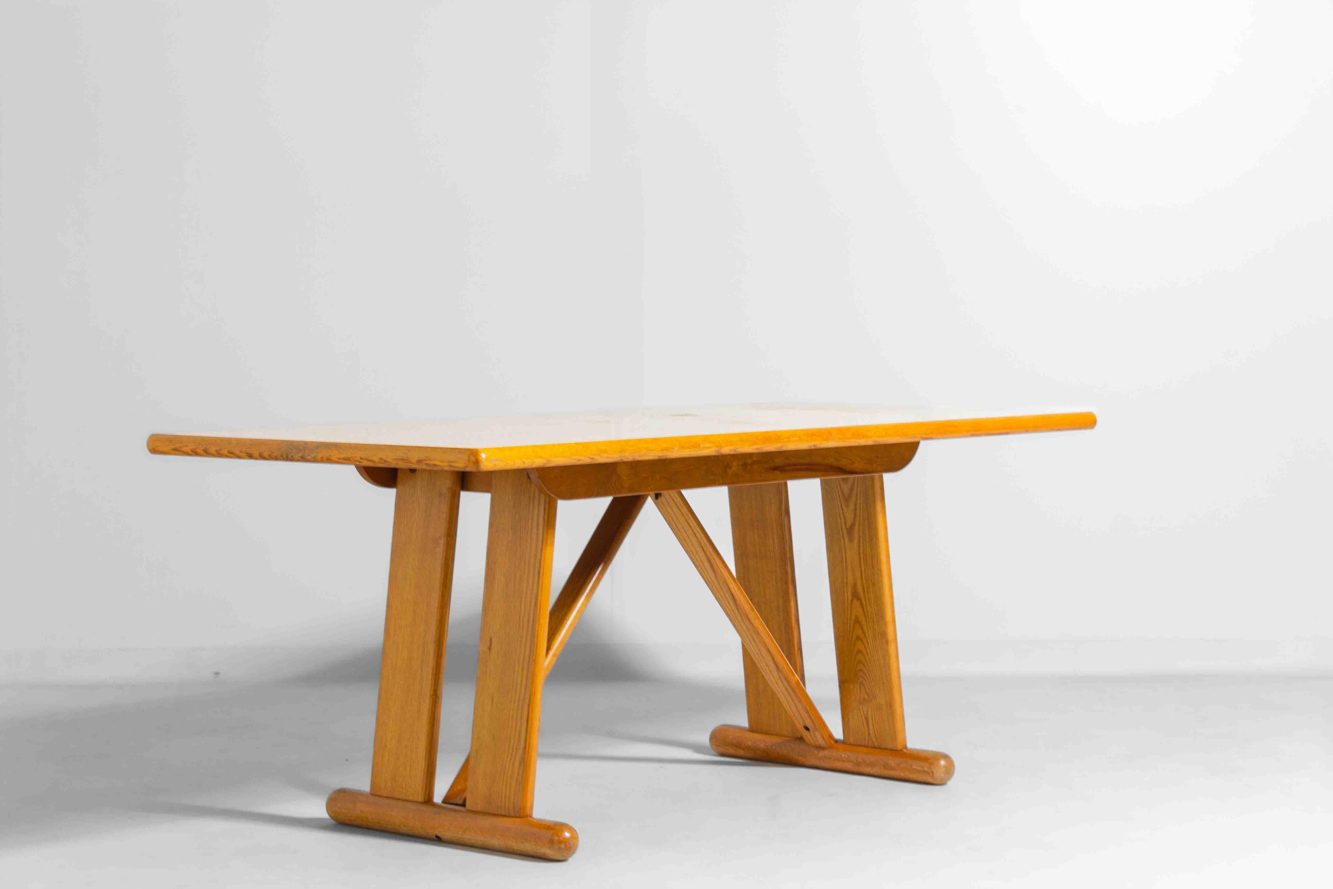 Fine XX secolo Tavolo da pranzo geometrico in Oak, Italia anni '80 in vendita