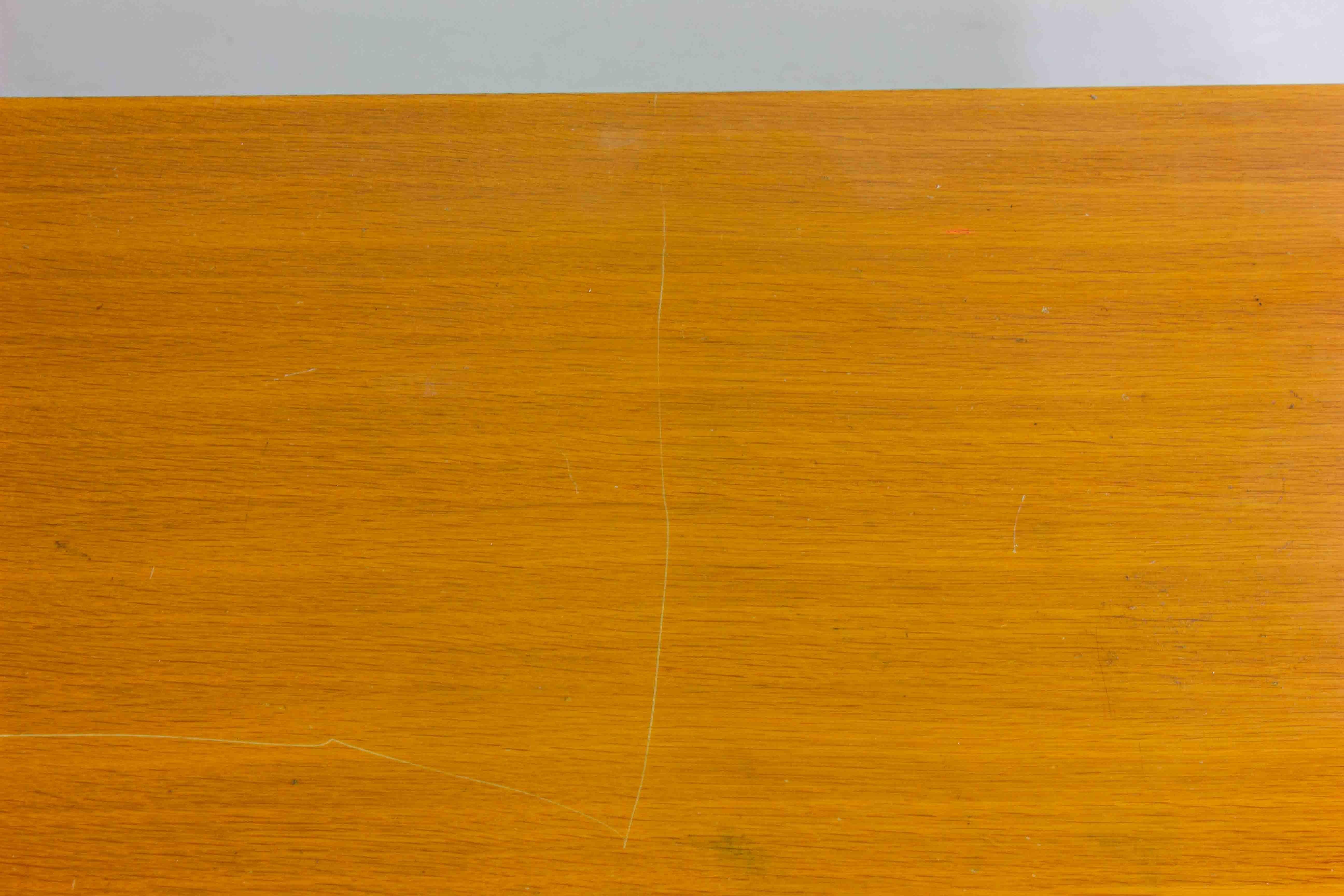 Tavolo da pranzo geometrico in Oak, Italia anni '80 in vendita 1