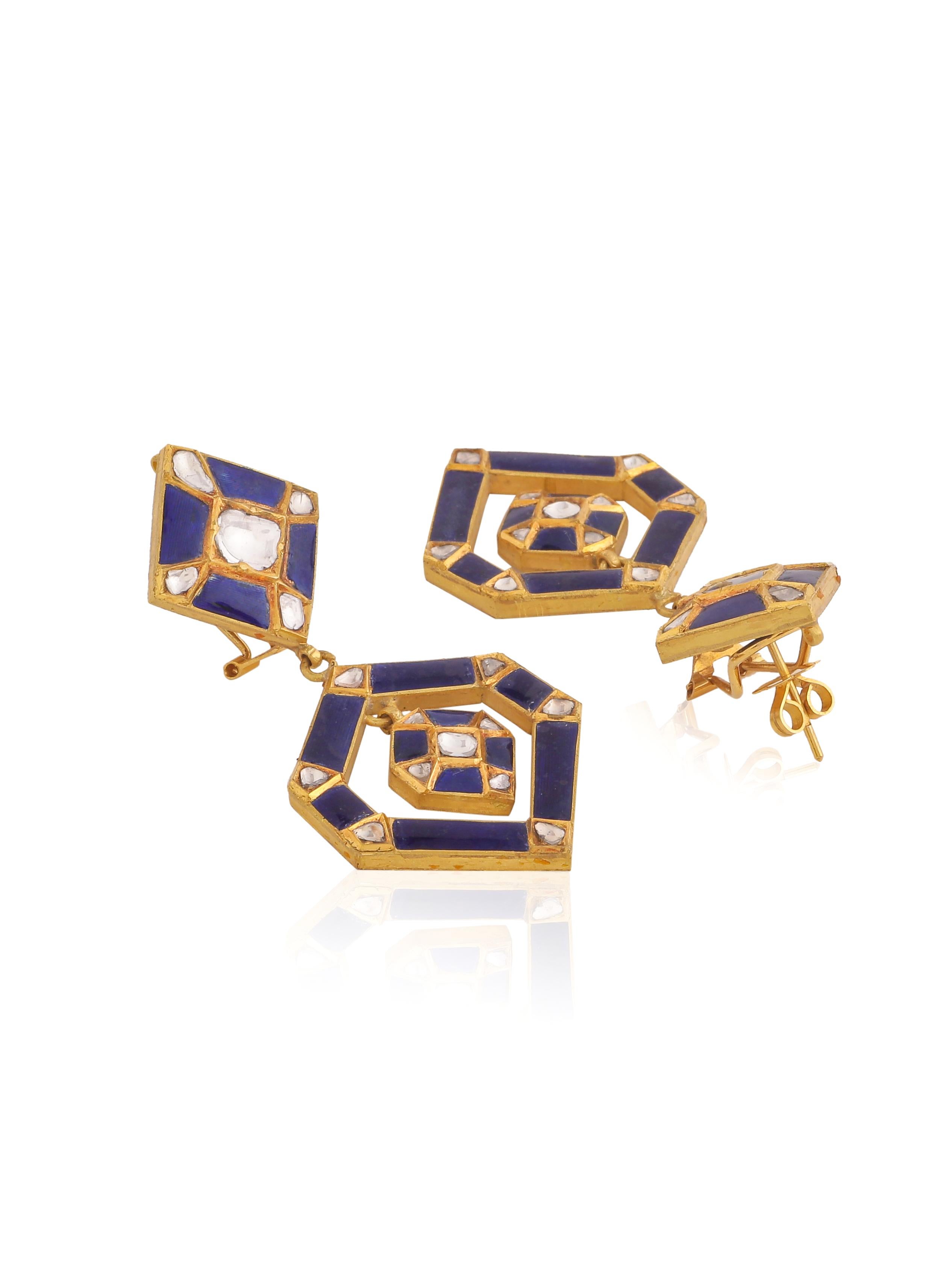 A pair of stunning geometrical earrings handcrafted in 18K Gold with flat diamonds.
These special flat diamonds Diamonds are called 