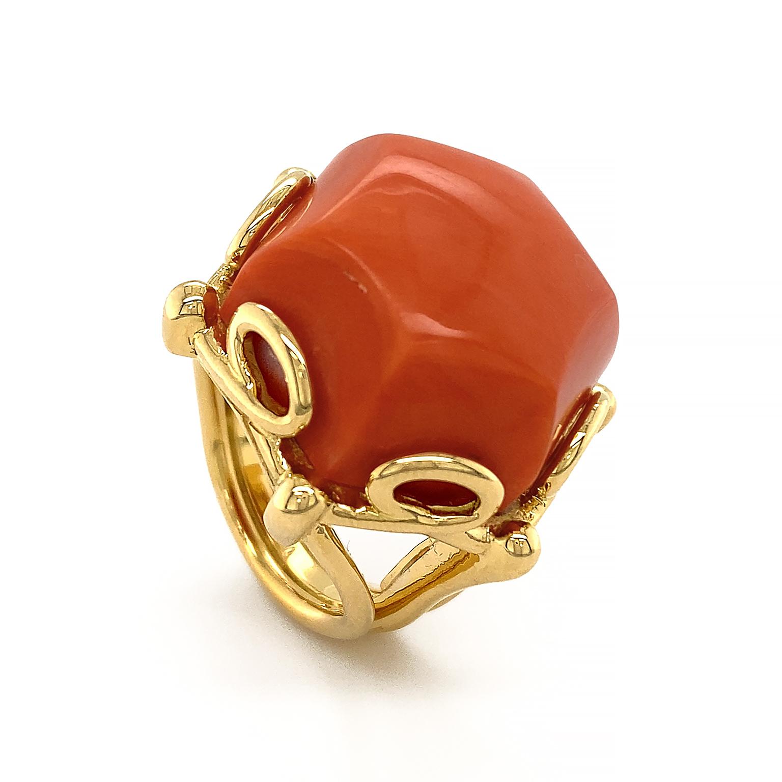 Sechseckiger roter Koralle 18K Gelbgold Ring (Cabochon) im Angebot