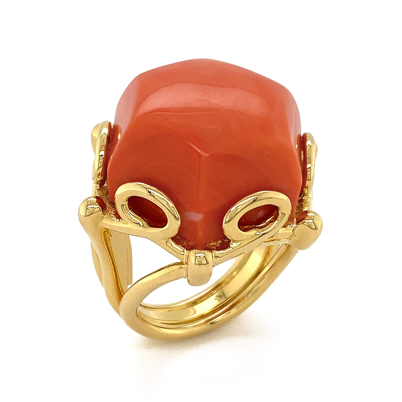Sechseckiger roter Koralle 18K Gelbgold Ring im Zustand „Relativ gut“ im Angebot in New York, NY
