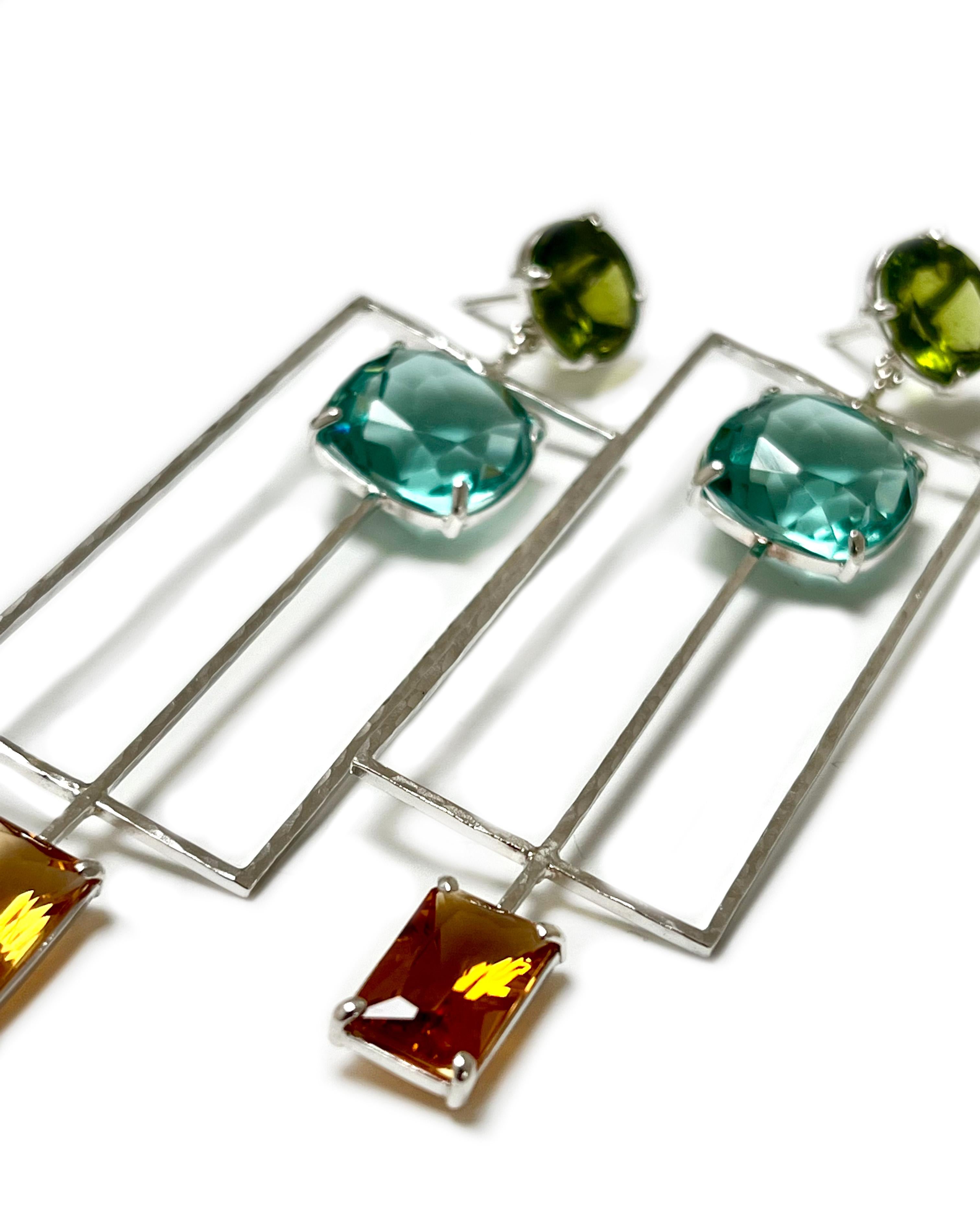 Intention : Boucle-la-boucle

Design : Ces boucles d'oreilles en forme de nom vous emmènent en balade ! Même si ces boucles d'oreilles vous font un peu tourner, leur symétrie et leur axe central vous permettent de garder les pieds sur terre.