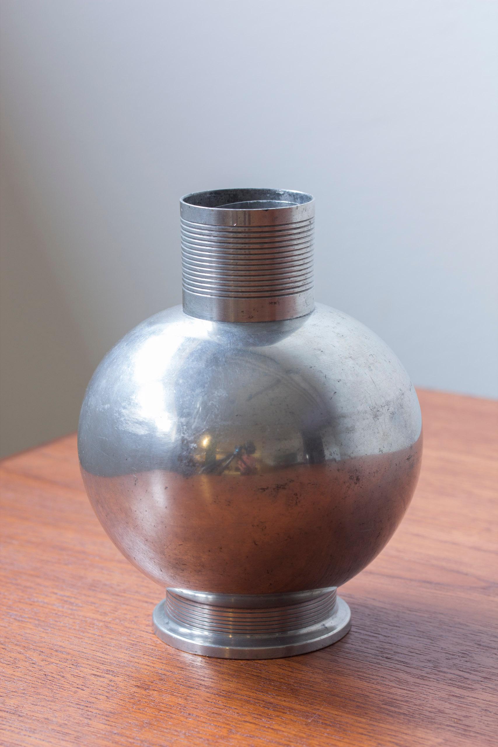 Vase, entworfen von Nils Fougstedt in den 1930er Jahren. Hergestellt in Stockholm, Schweden, von FAK. Stilvolles geometrisches Design mit kugelförmigem Körper und gestreiftem Hals und Sockel aus Zinn. Guter Vintage-Zustand mit einigen