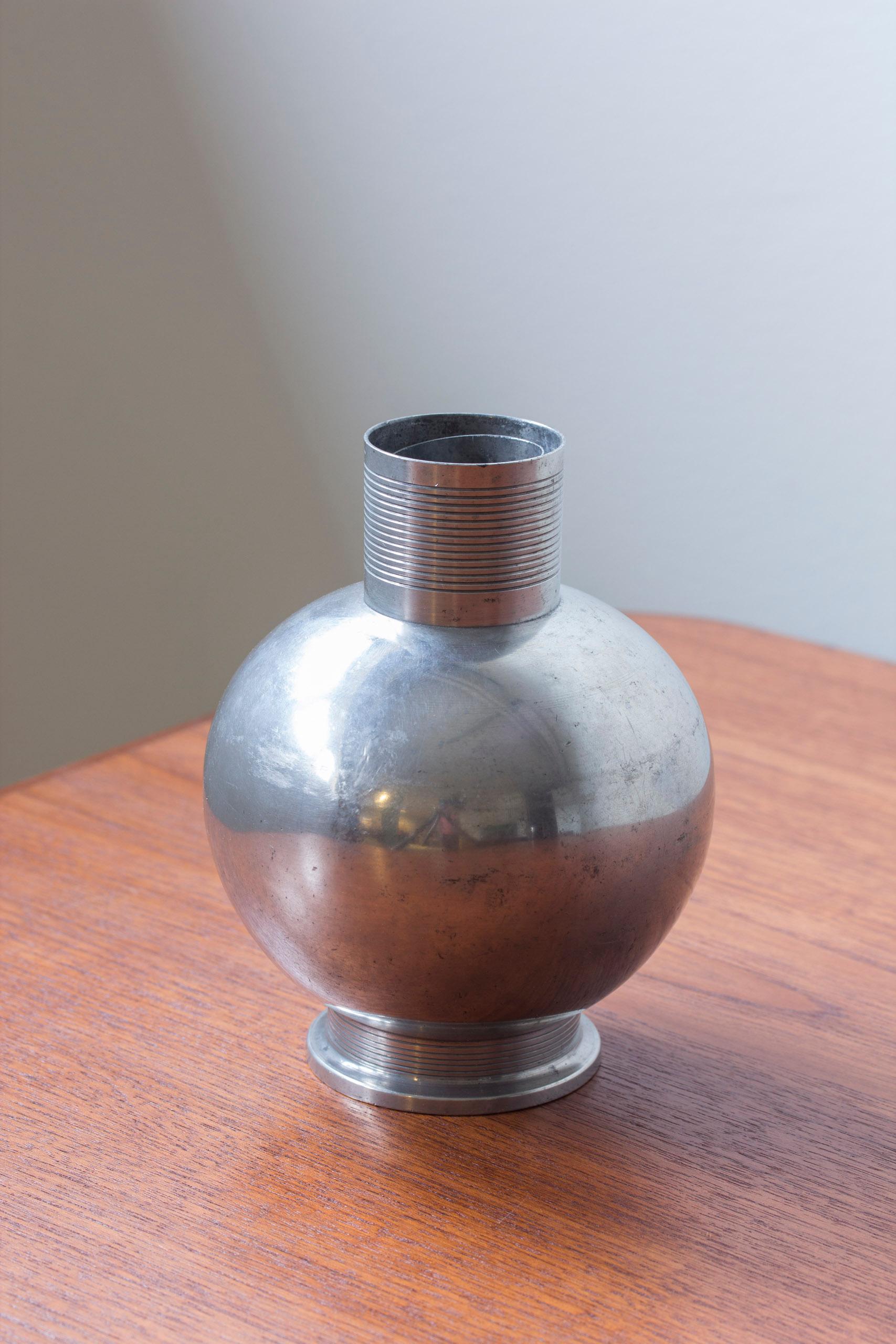 Geometrische Vase aus Zinn von Nils Fougstedt, FAK, 1934 Schweden im Zustand „Gut“ im Angebot in Hägersten, SE