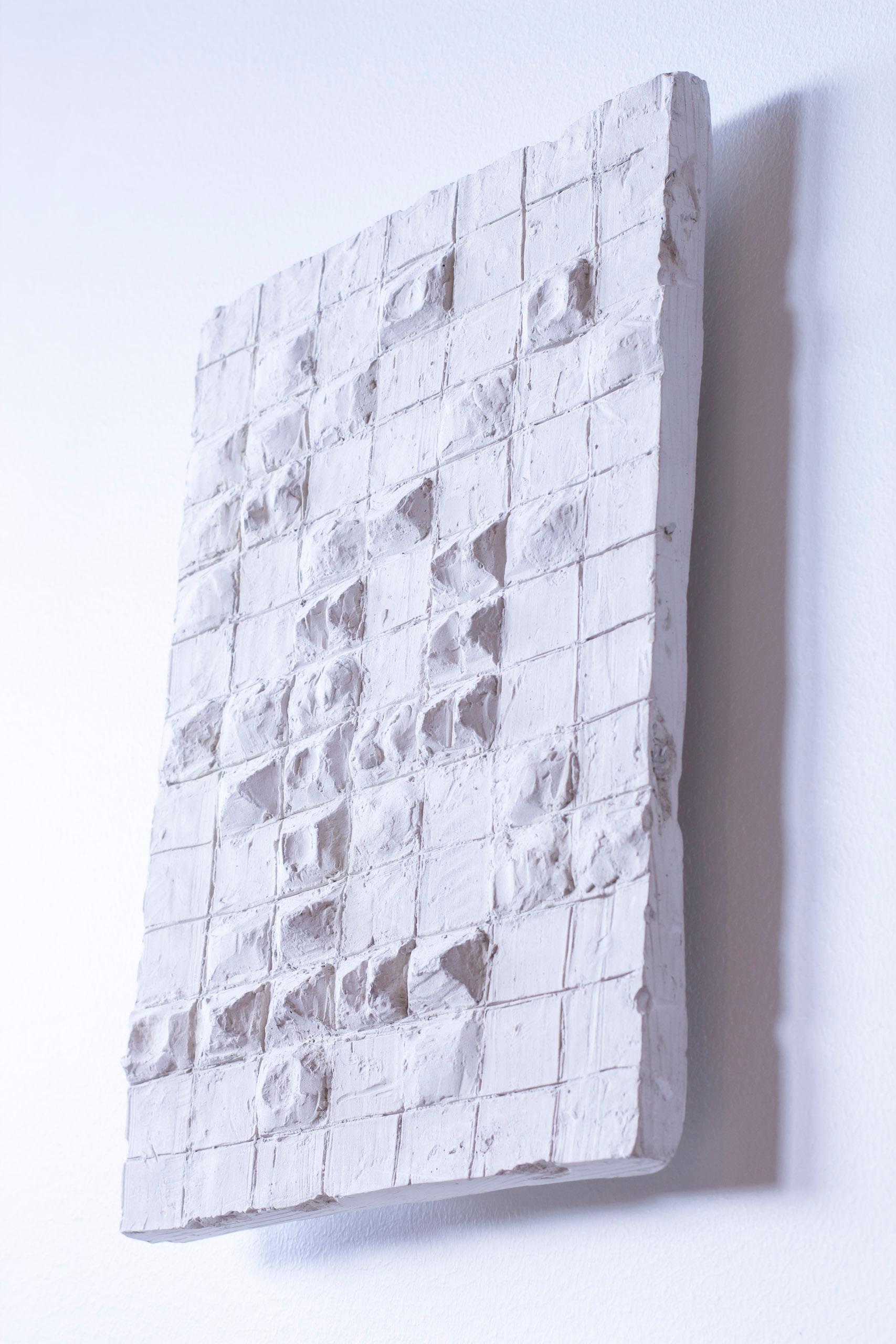 Rilievo murale del pittore e scultore svedese Torsten Treutiger realizzato in gesso. Realizzato dall'artista negli anni 1950-60 circa. Un pezzo espressivo con forme e motivi geometrici e organici. Buone condizioni vintage con usura e patina legate