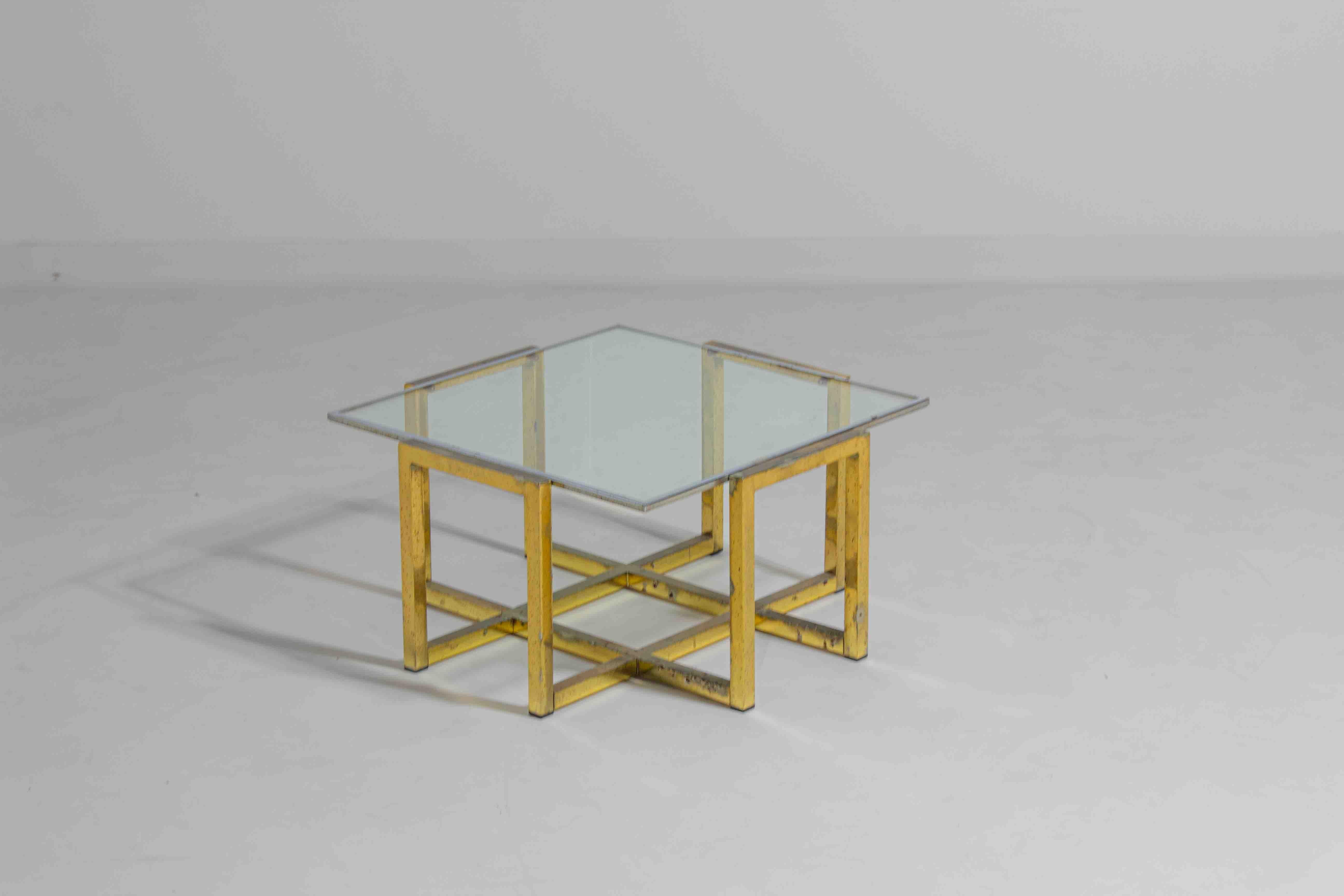 Belge Table basse de style Régence géométrique en laiton patiné, 1970 en vente