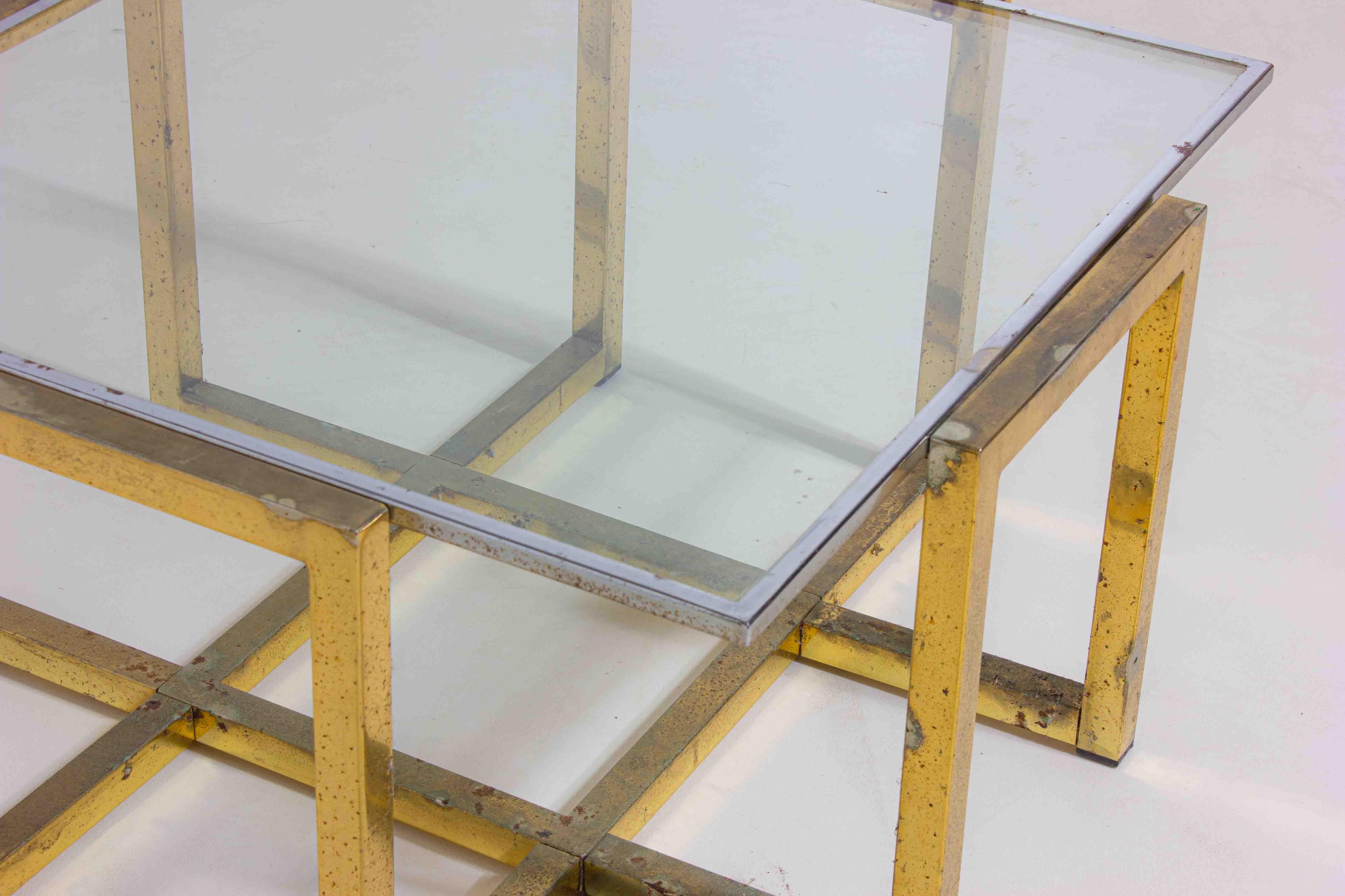 Laiton Table basse de style Régence géométrique en laiton patiné, 1970 en vente