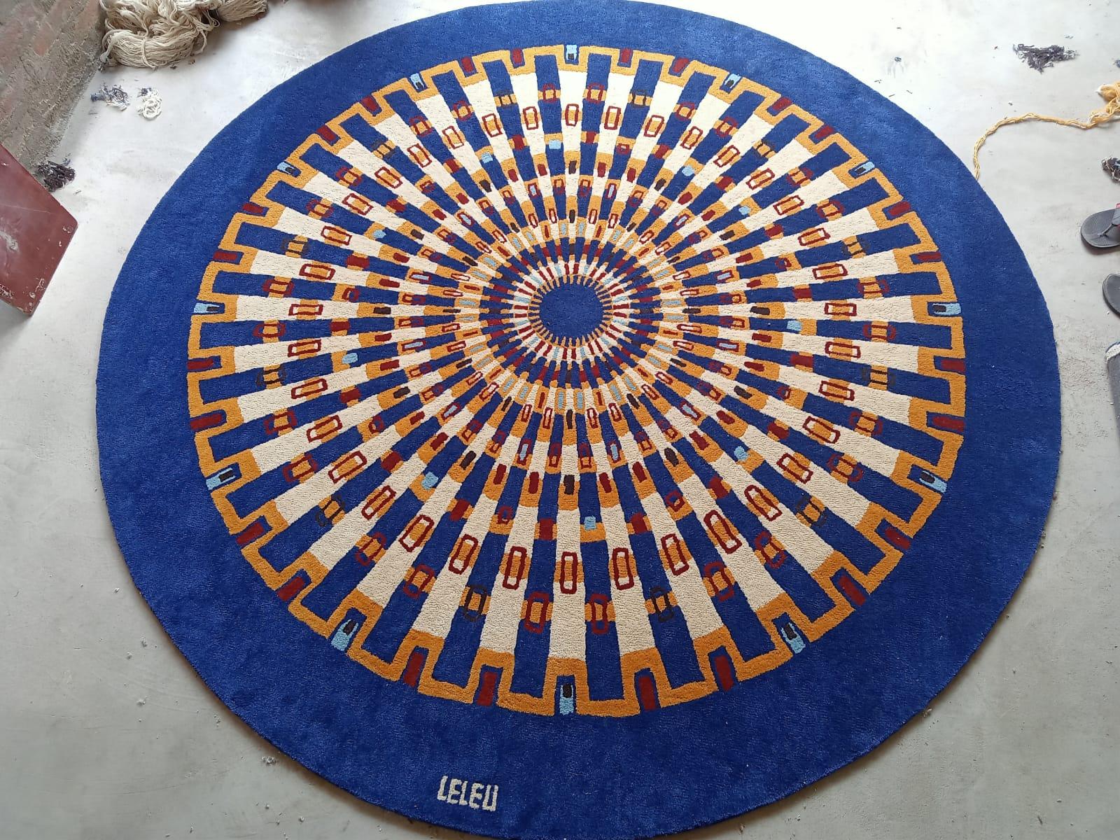 Ce tapis est un design de Paule LELEU datant des années 60. Le numéro de carton est le 677. Réalisés en 5 exemplaires à l'époque la Maison LELEU propose aujourd'hui sa première version en bleu Marine.
Ce tapis a été réalisé pour la Design parade