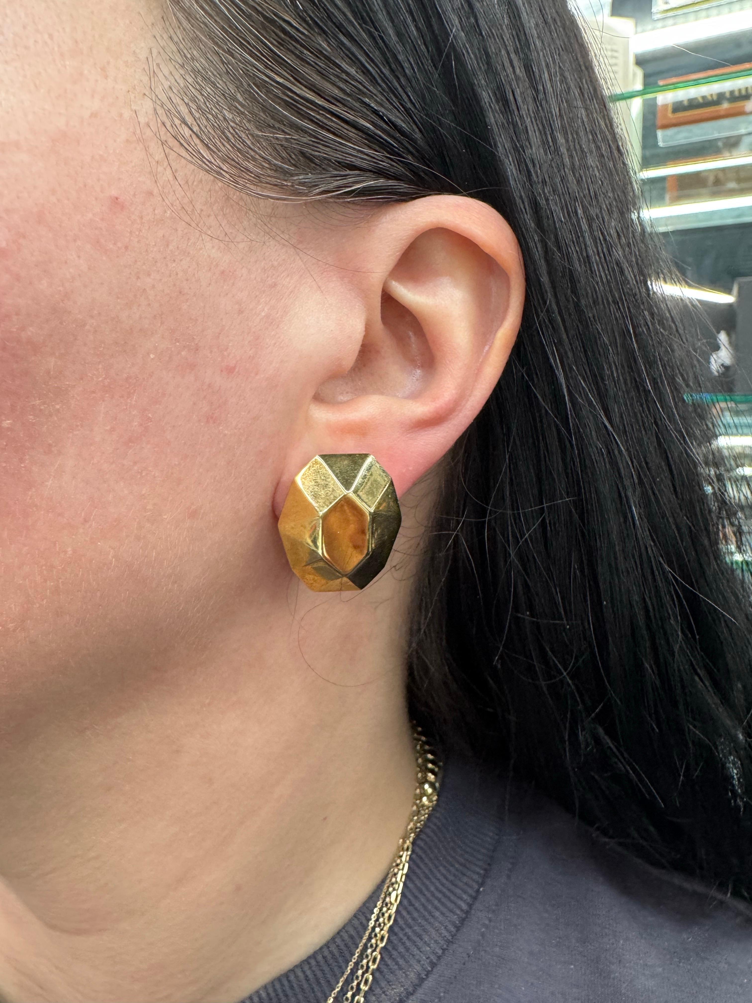 Orecchini a goccia in oro giallo 18 carati con forma Decagon lucidata a specchio e peso di 18,4 grammi.