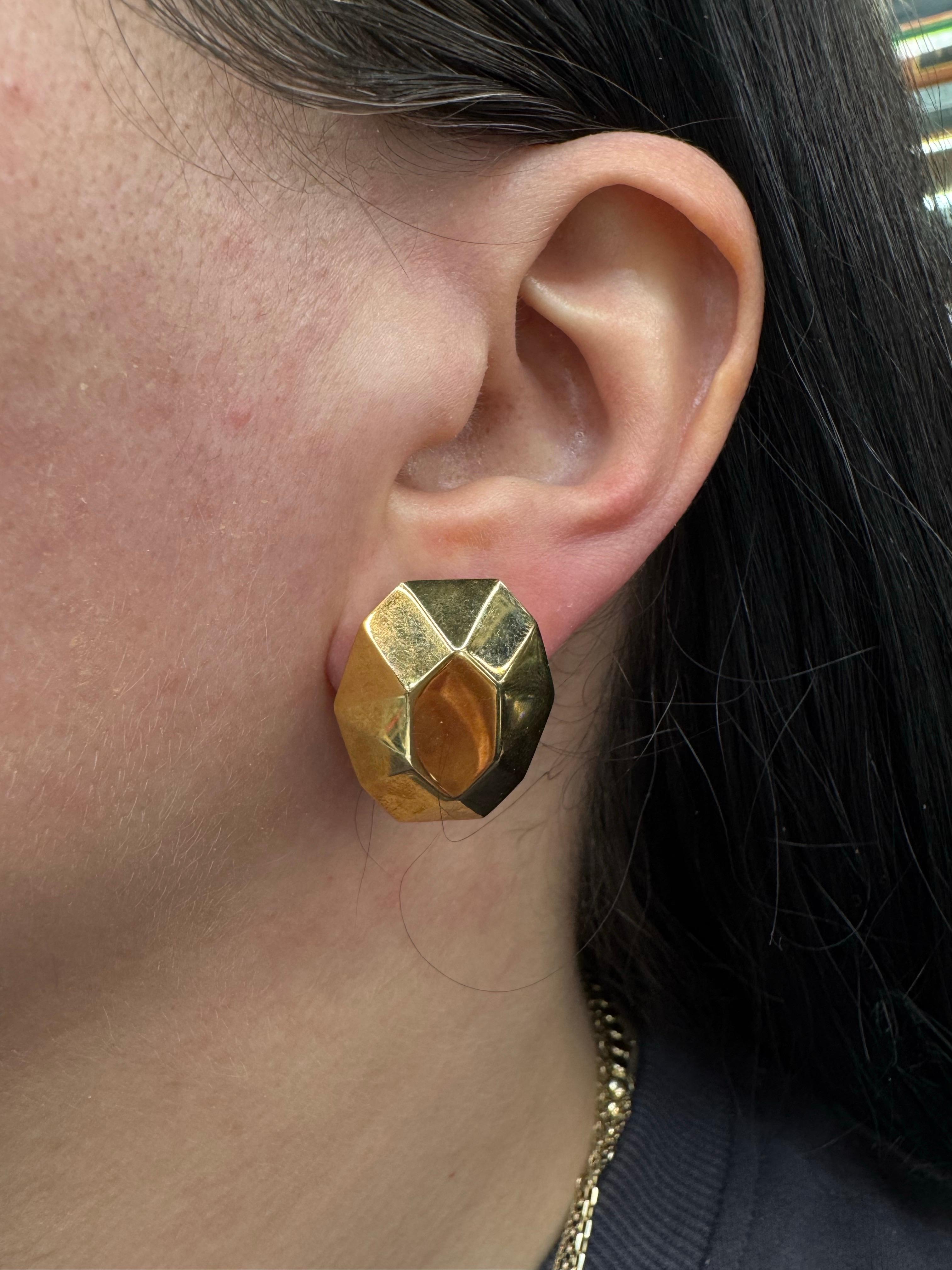 Orecchini a forma di decagono geometrico in oro giallo 18 carati 18,4 grammi in vendita 1