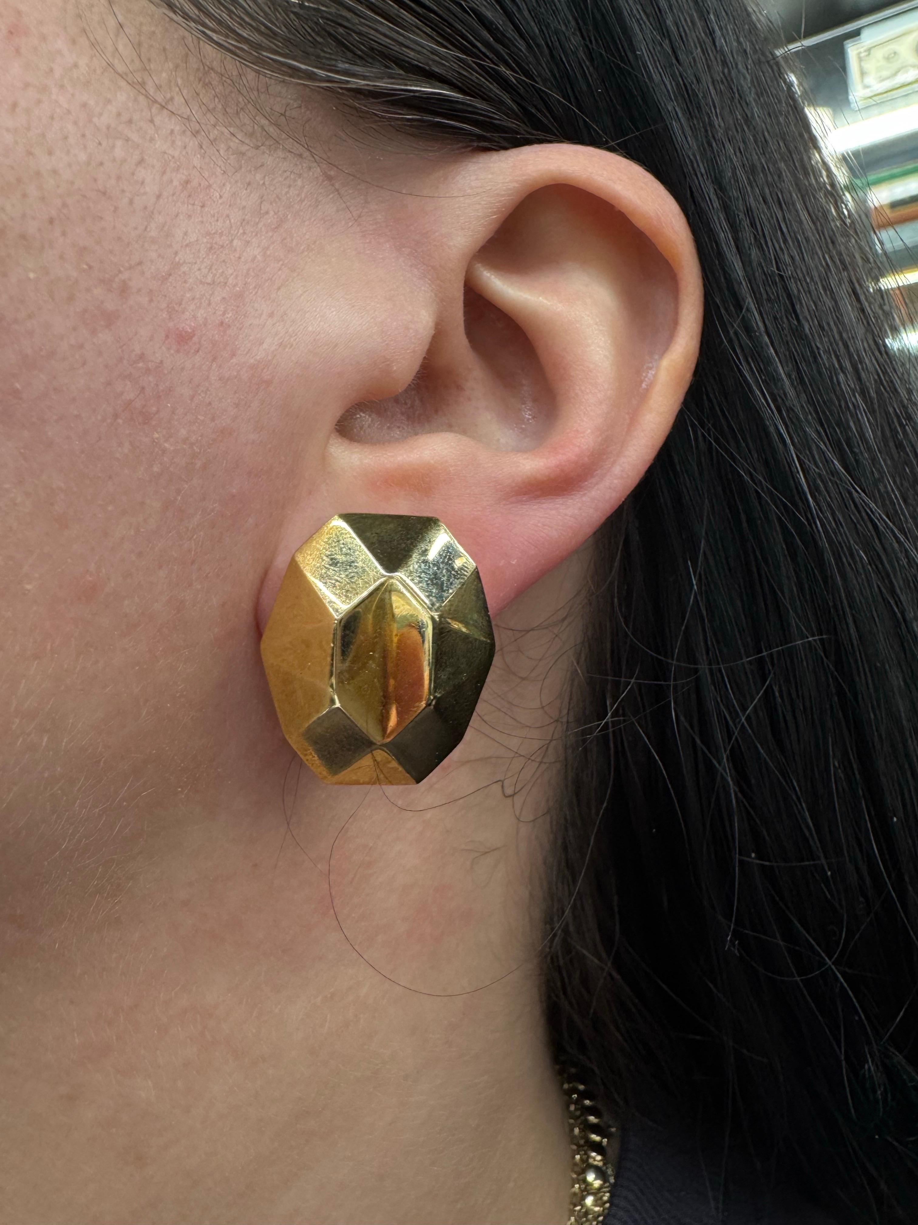 Orecchini a forma di decagono geometrico in oro giallo 18 carati 18,4 grammi in vendita 2