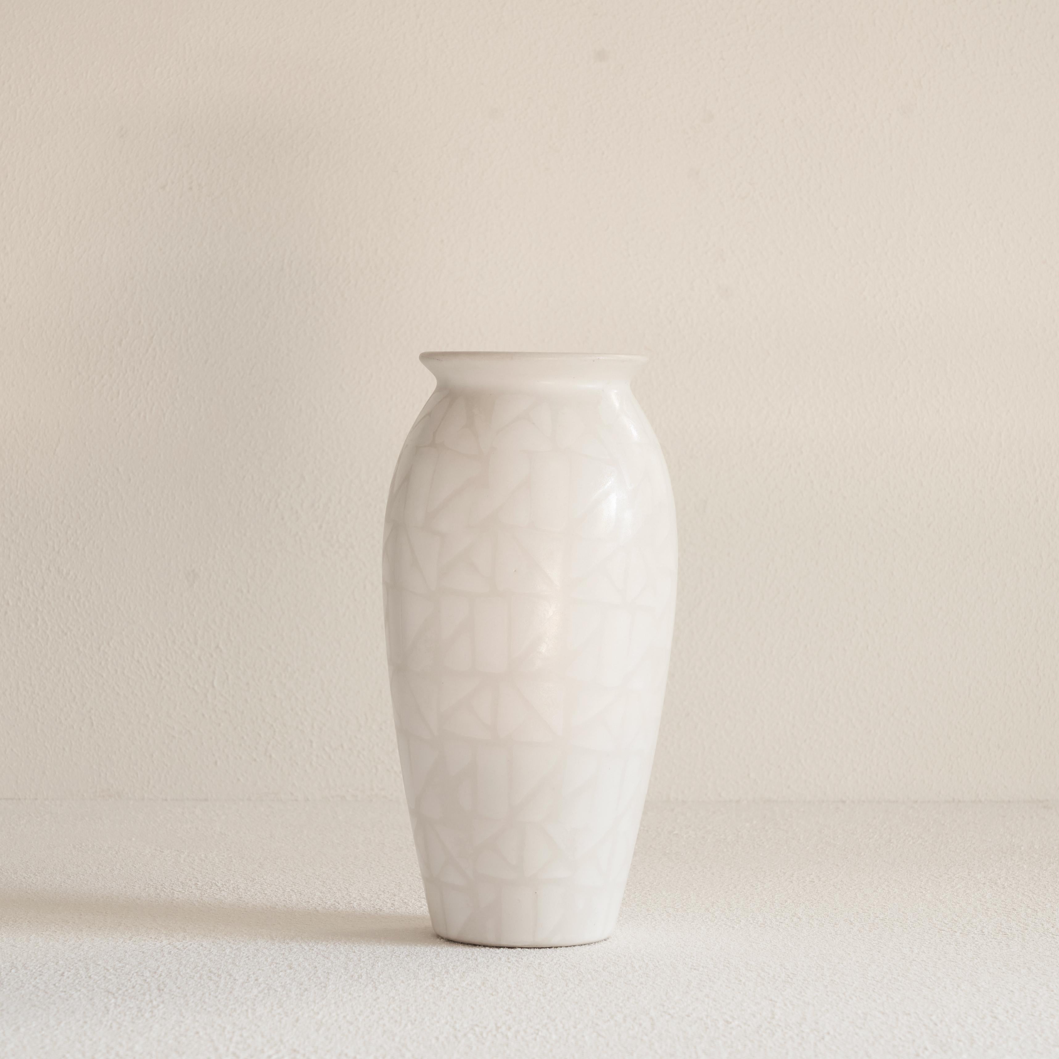 Vaso in ceramica Studio Pottery di metà secolo con decorazioni geometriche, Germania, anni '70.

Splendido vaso di colore bianco sporco con un distinto decoro geometrico in smalto opaco e lucido. La forma senza tempo della base, combinata con