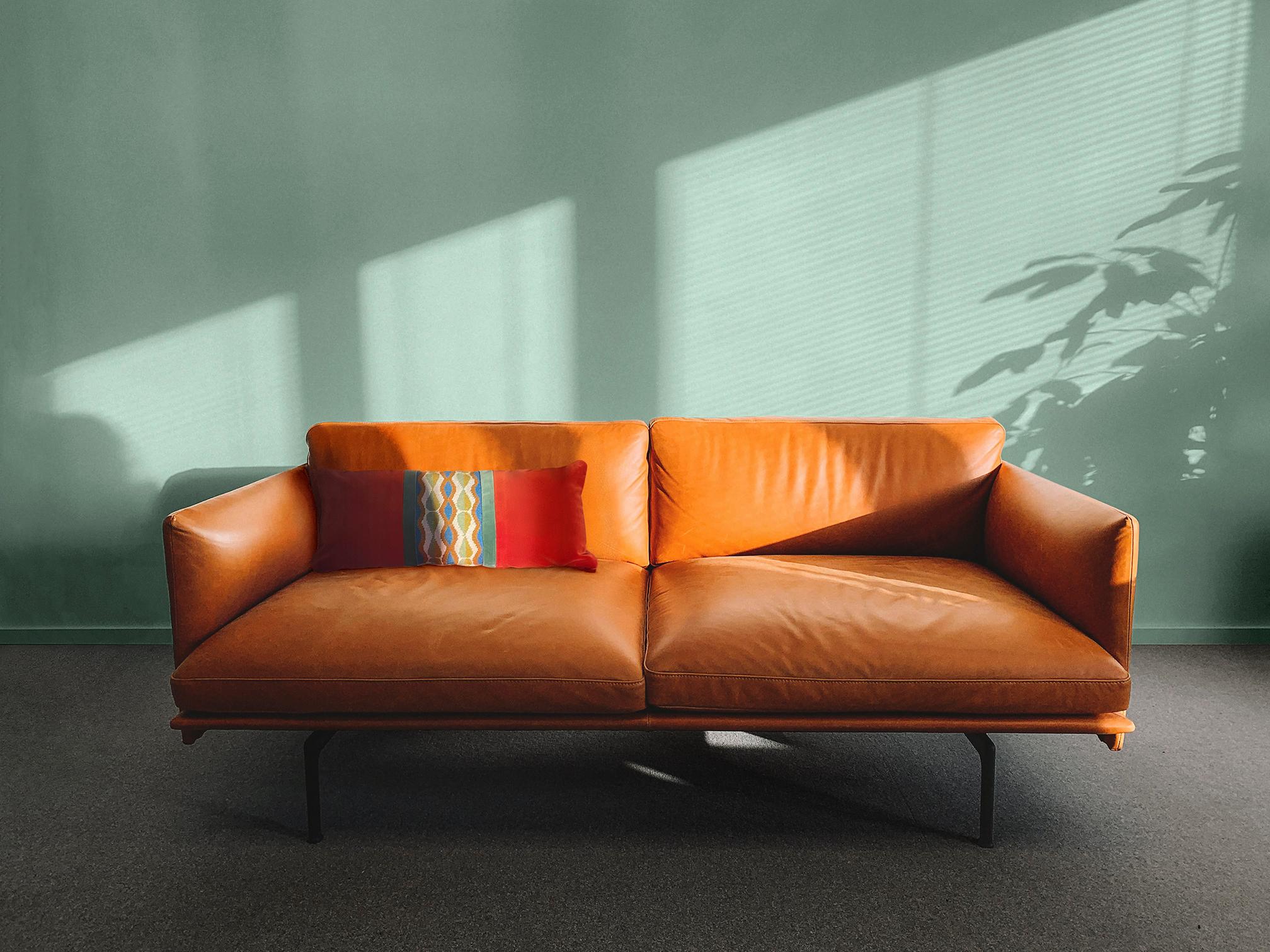 Exemple parfait de mobilier de chambre à coucher de luxe, ce coussin rectangulaire se caractérise par deux parties latérales en velours orange Loro Piana Interiors et une partie centrale à motif géométrique réalisée à la main au point de tente. Le