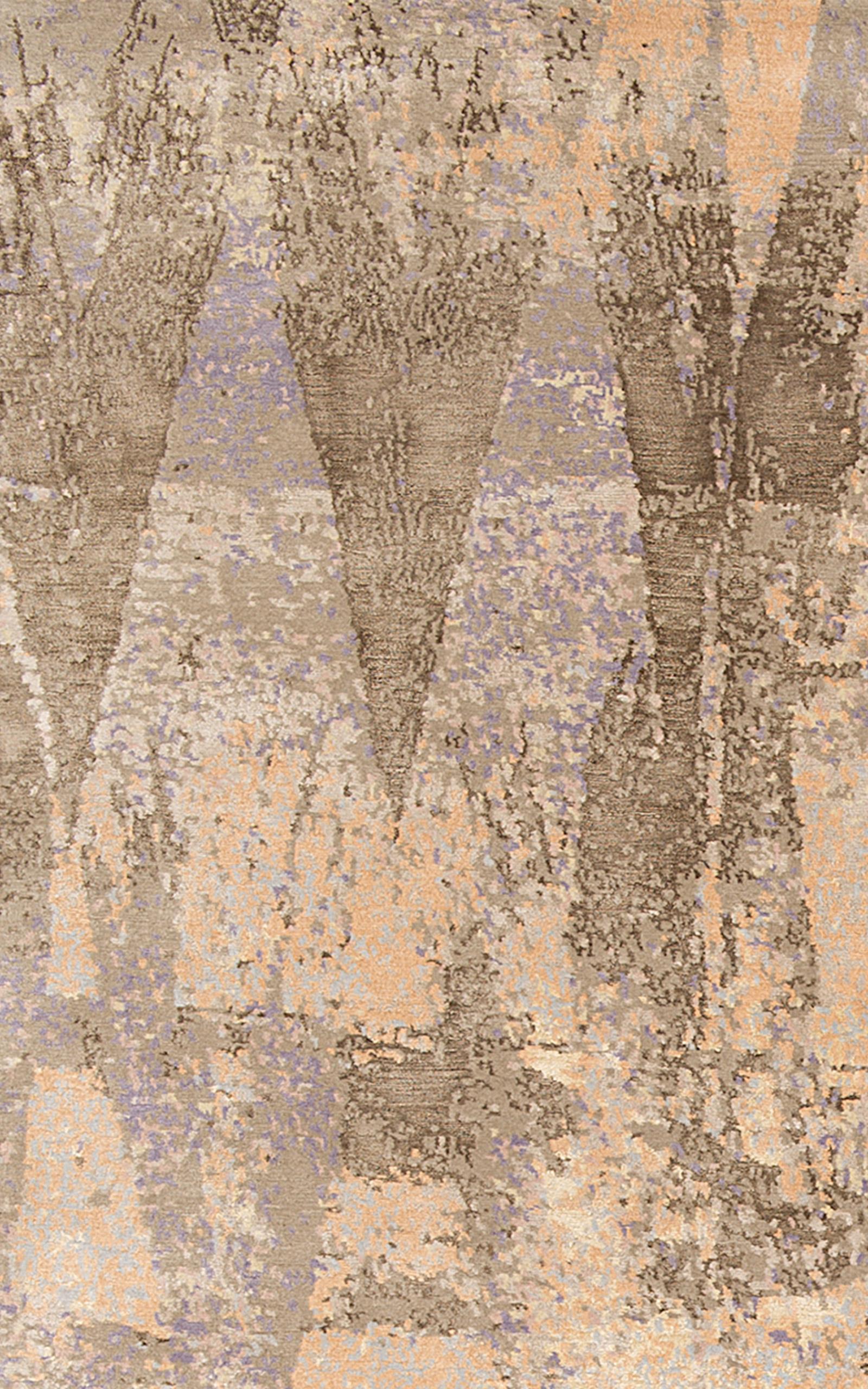Diamonds Multi es una lujosa alfombra geométrica que se originó a partir de un estampado textil interno realizado con una bobina de algodón y tinta sobre tela. Este diseño superventas se ha anudado a mano con lana tibetana y seda china para crear