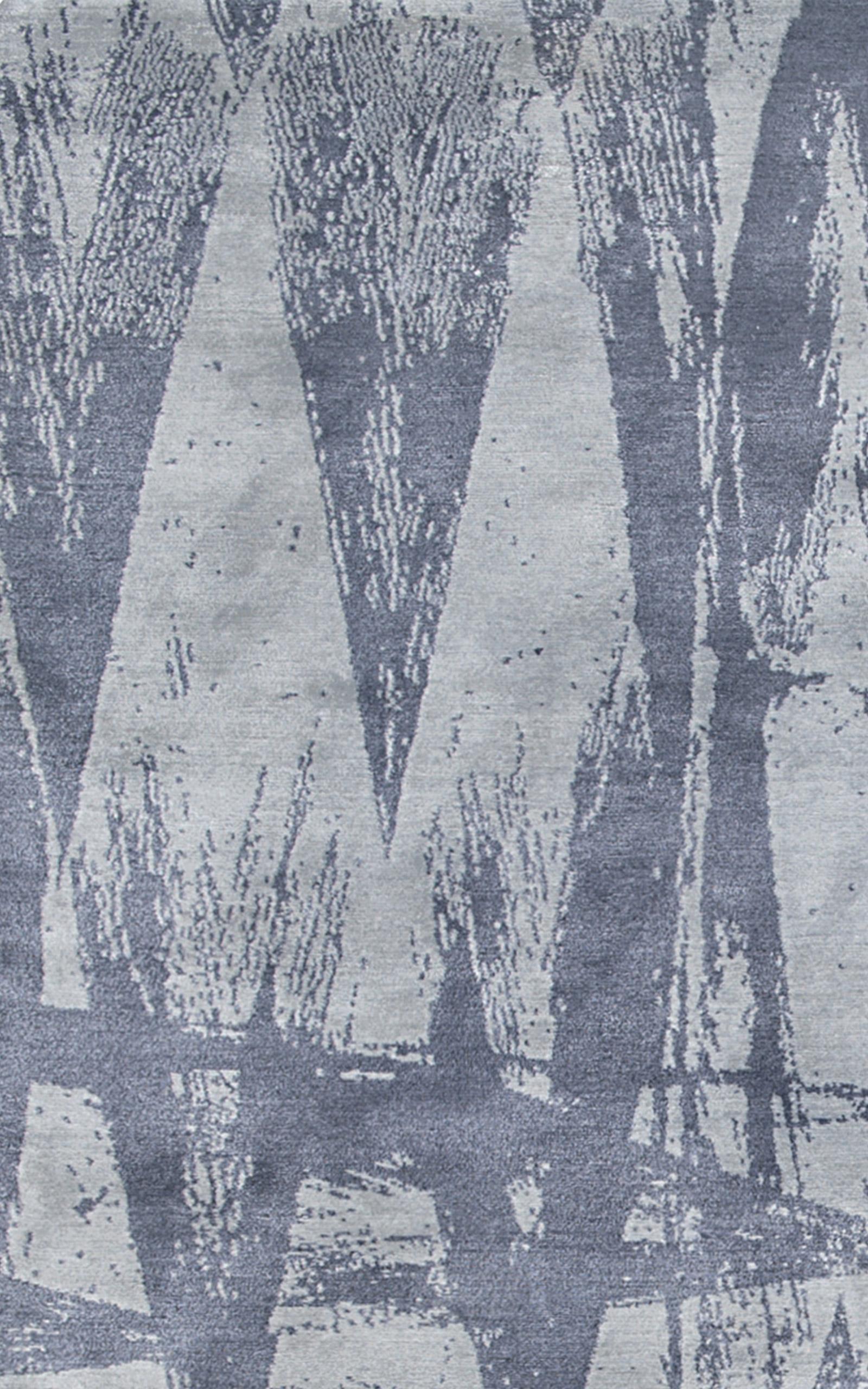 Diamonds Multi es una lujosa alfombra geométrica que se originó a partir de un estampado textil interno realizado con una bobina de algodón y tinta sobre tela. Este diseño superventas se ha anudado a mano con lana tibetana y seda china para crear