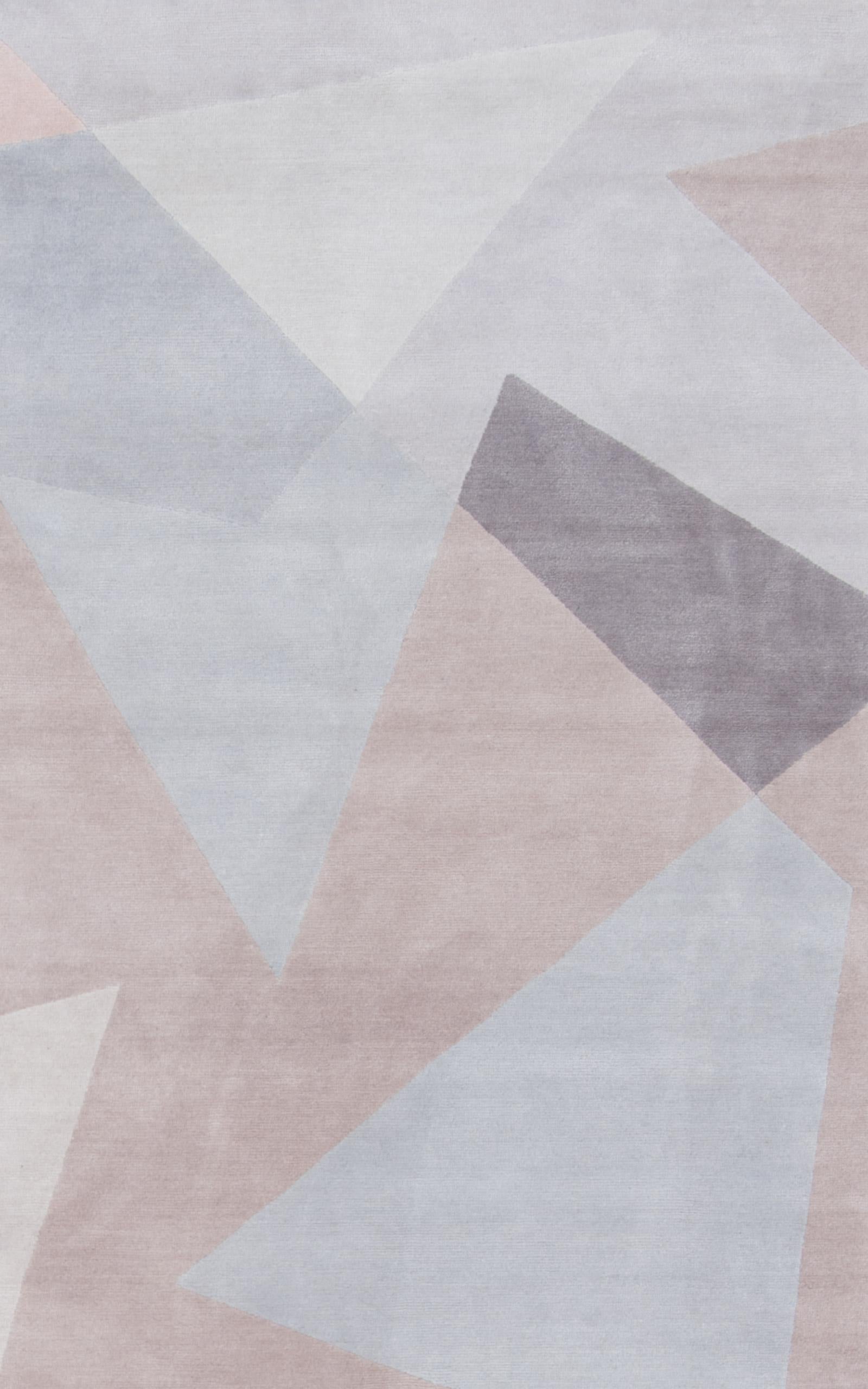 Patchwork es una alfombra geométrica moderna con un diseño de bloques de color azul, beige y amarillo, fabricada con una mezcla de lana y seda. Se pueden solicitar tamaños y colores a medida. 