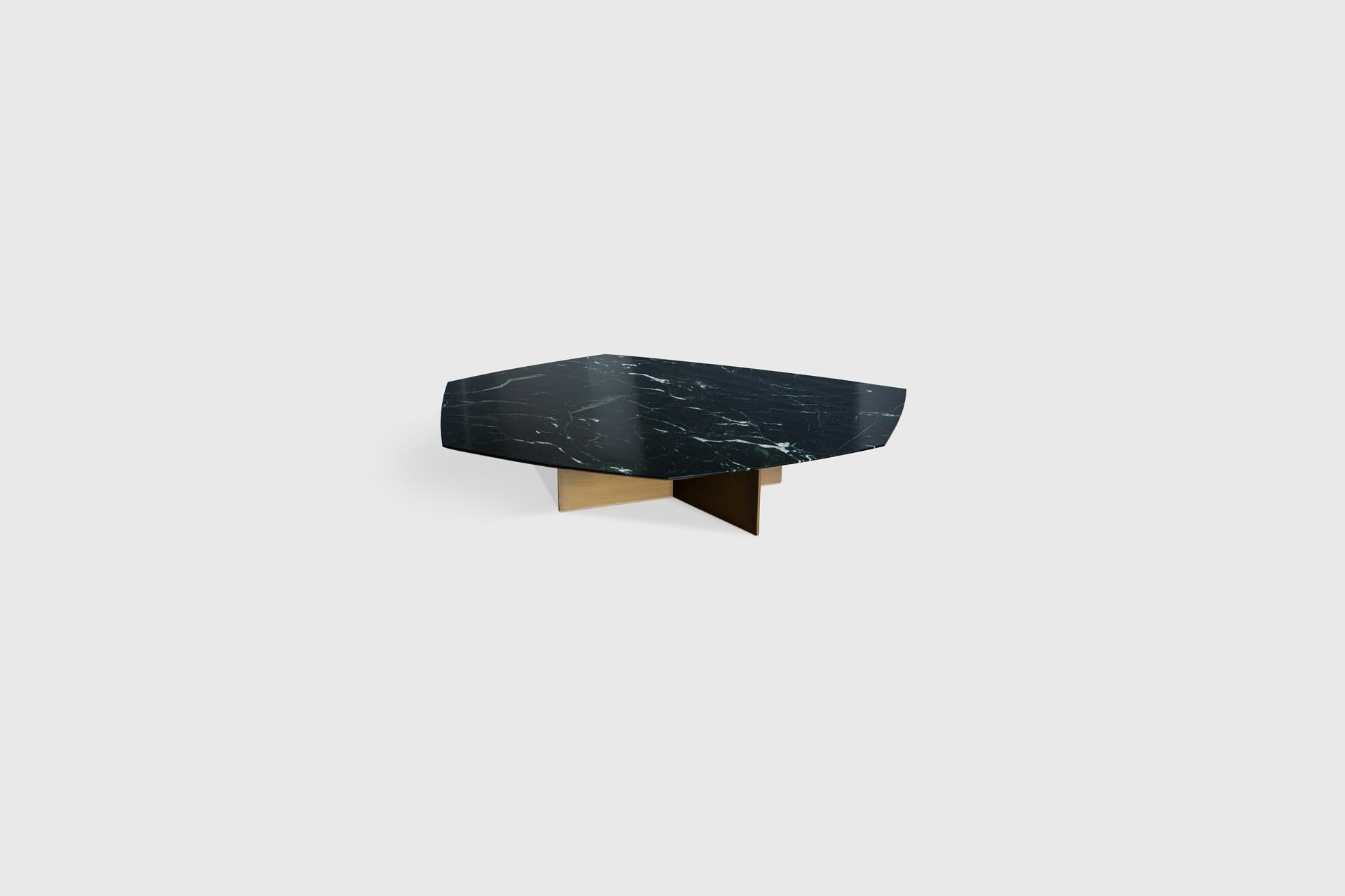 Mesa de centro mediana Geometrik Negro Monterrey de piedra y latón de Atra Design Mexicano en venta
