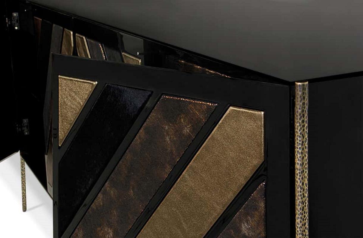 Geometry cabinet 

Hauteur : 35,83 in. (91 cm)
Largeur : 84,26 in. (214 cm)
Profondeur : 20,87 in. (53 cm)

The geometric design and exotic finishes of the Cabinet will seduce you into a euphoric haze. Decadent, shimmering and natural leathers adorn