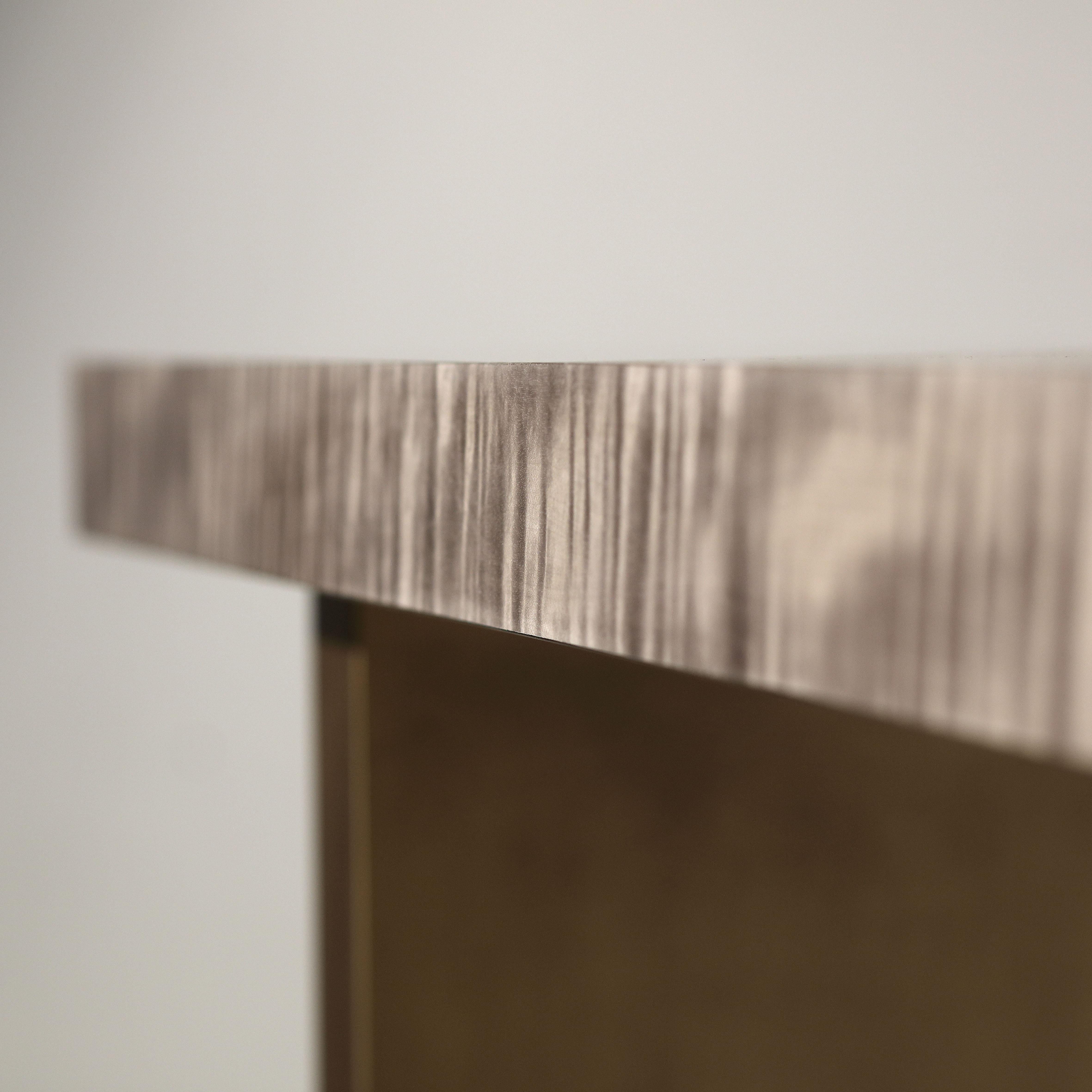 Moderne Table console géométrique en bronze et sycomore figuré, fabriquée à la main par Duistt en vente