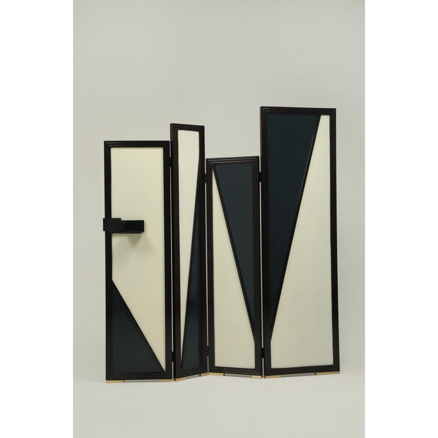 Paravento Geometry in legno massiccio laccato lucido e ottone di Artempo
Dimensioni: D. 150 x L. 150 x H. 165 cm.
Materiali: Legno massiccio laccato e ottone.

Il design dello schermo trae ispirazione dal logo del marchio, trasmettendo la più pura