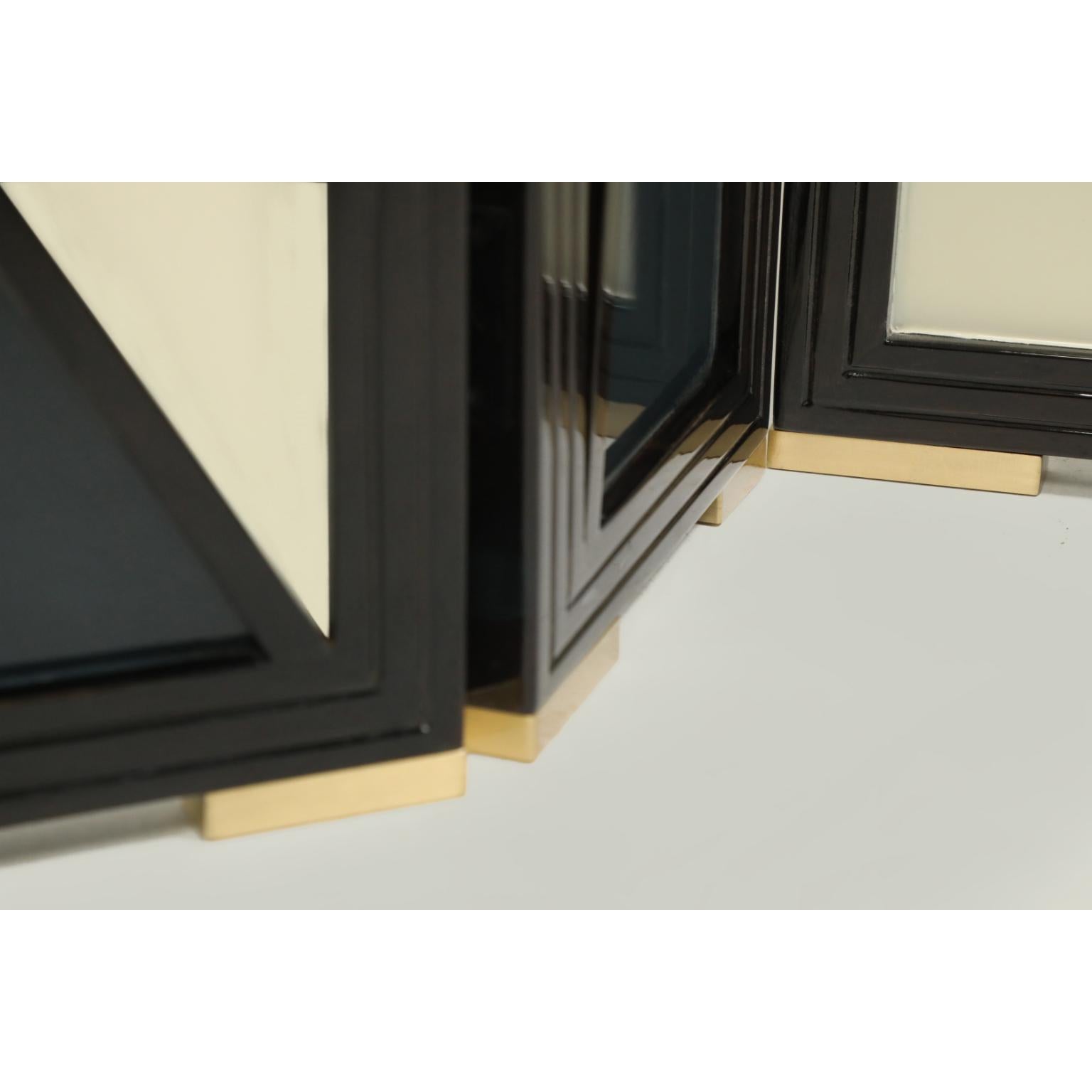 Altro Paravento Geometry in legno massiccio laccato lucido e ottone di Artempo in vendita