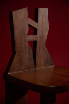Chaise en bois géométrique avec pieds cylindriques - Atlas Chair I par Marcela Cure
