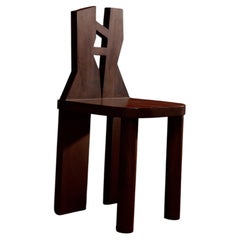 Chaise en bois géométrique avec pieds cylindriques - Atlas Chair I par Marcela Cure