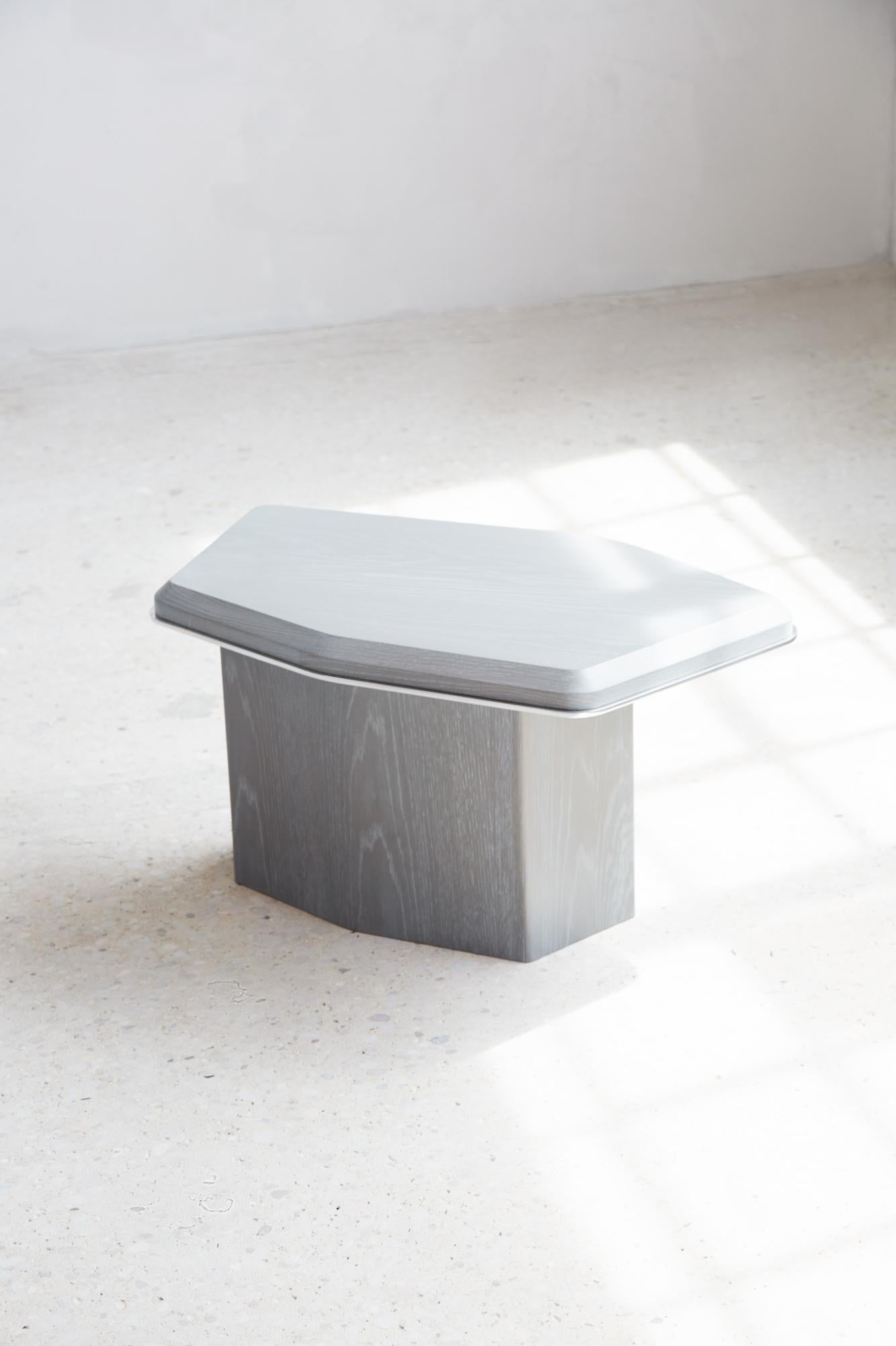 Organique Grande table gigogne géométrique basse en chêne gris et aluminium par Mary Ratcliffe Studio en vente