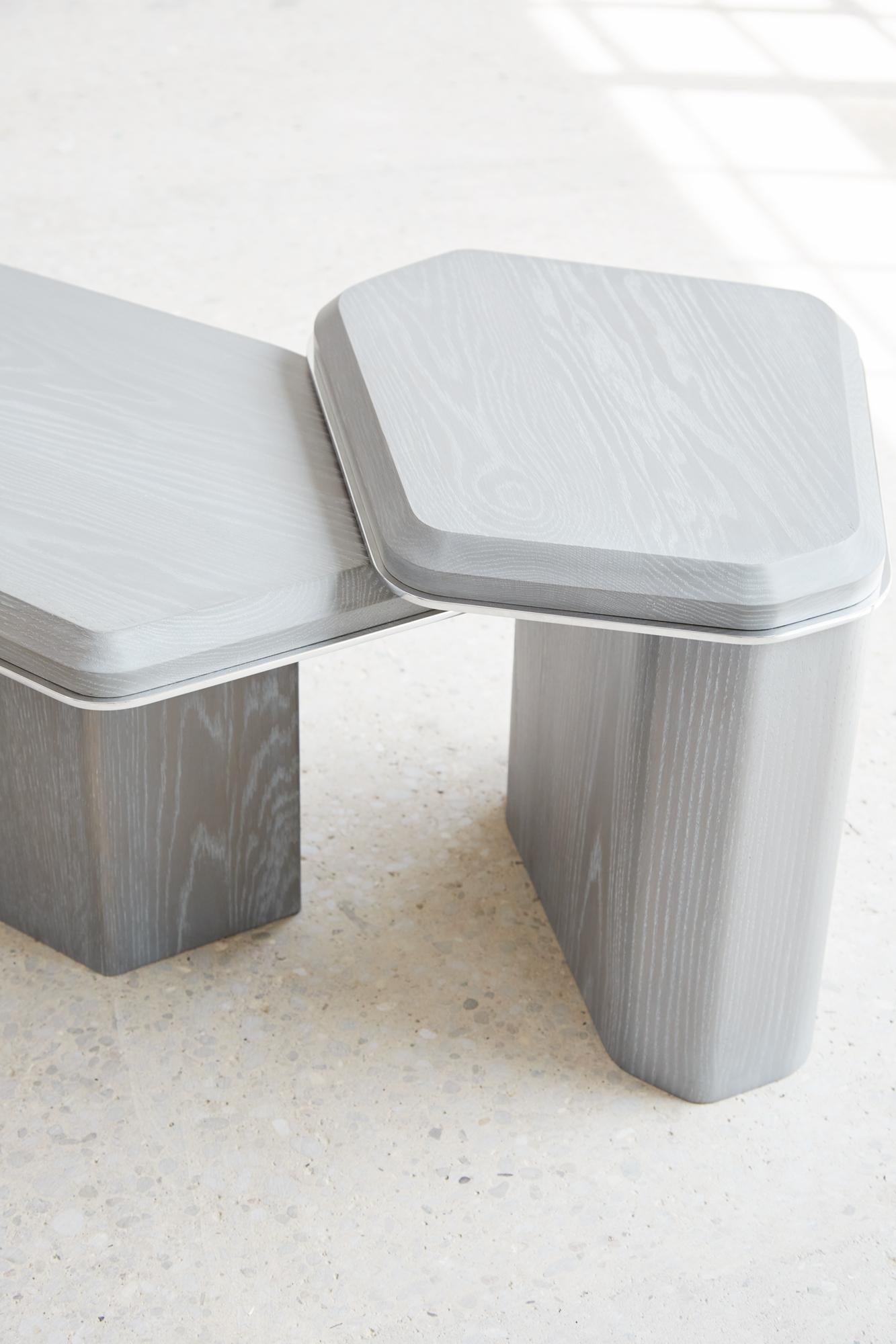 Cérusé Grande table gigogne géométrique basse en chêne gris et aluminium par Mary Ratcliffe Studio en vente