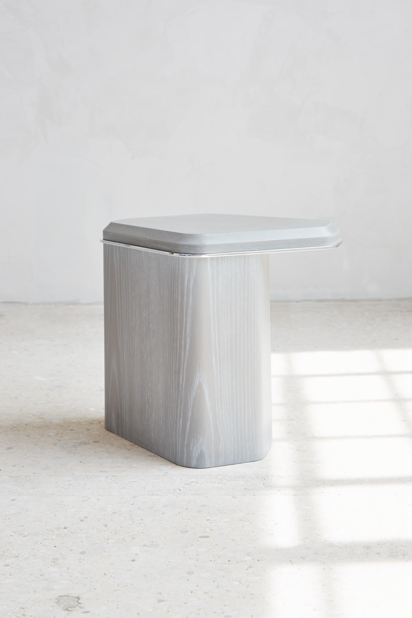 Organique Grande table gigogne géométrique en chêne et aluminium gris par Mary Ratcliffe Studio en vente